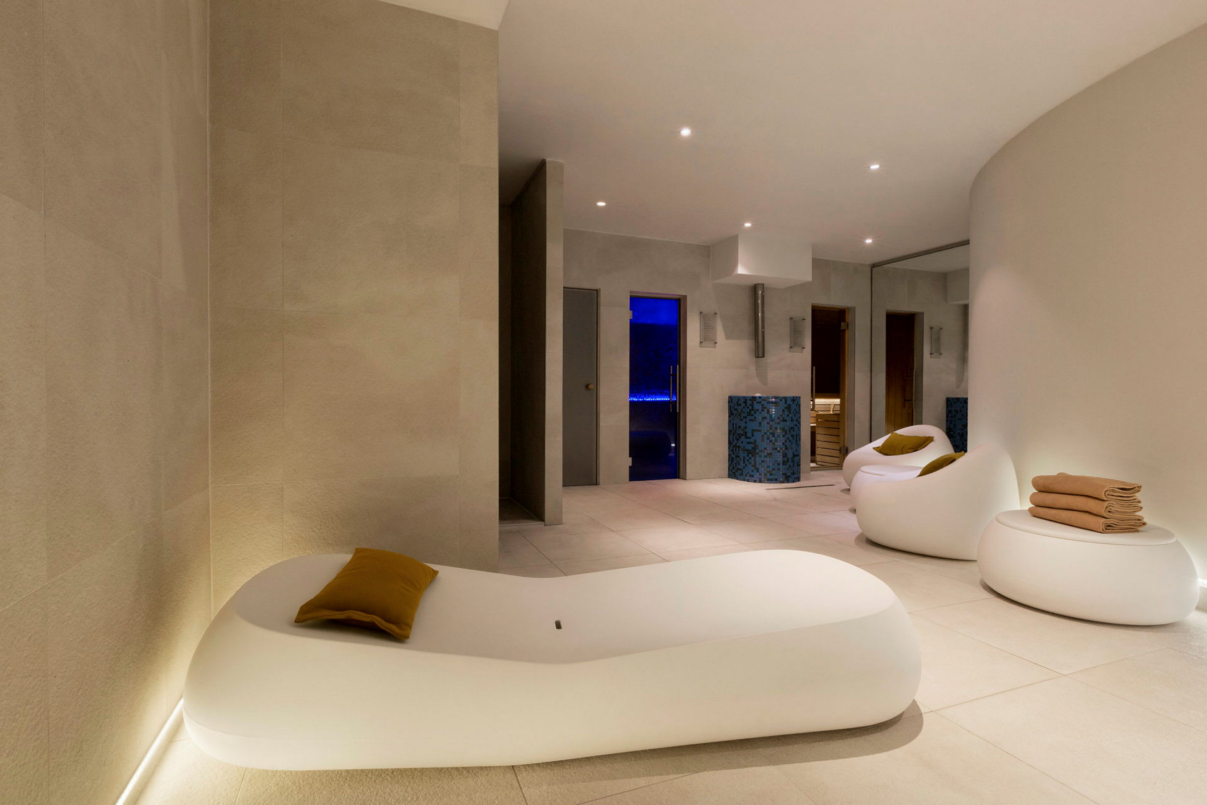 Modernt spa med vita möbler och beige väggar. (AI-genererad text)