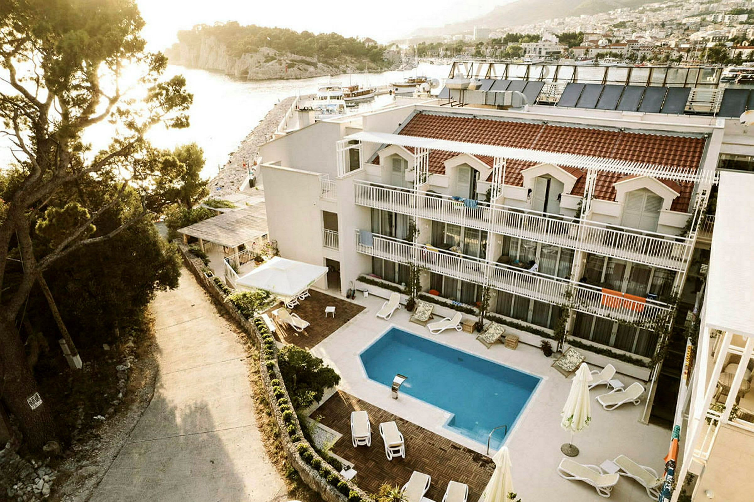 Hotell med pool och utsikt över stranden. (AI-genererad text)
