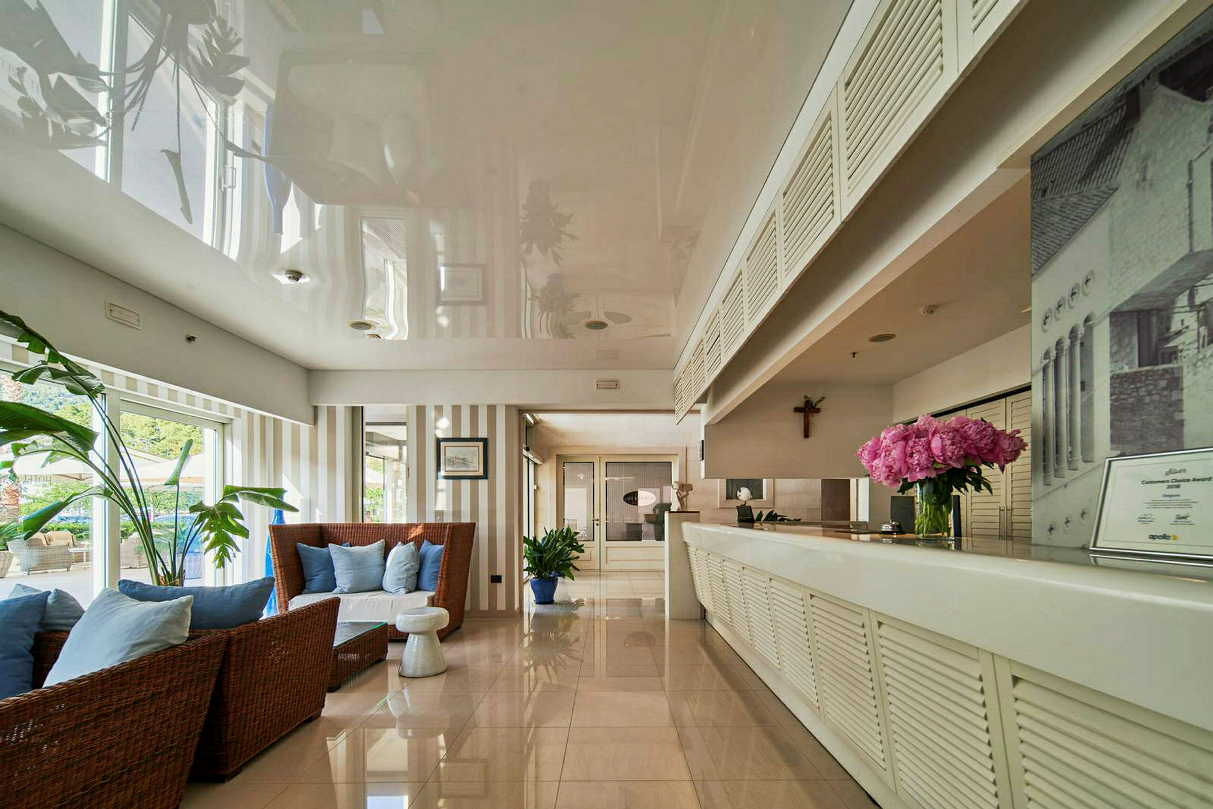 Interiör av en hotellreception med soffmöbler och receptionens disk. (AI-genererad text)