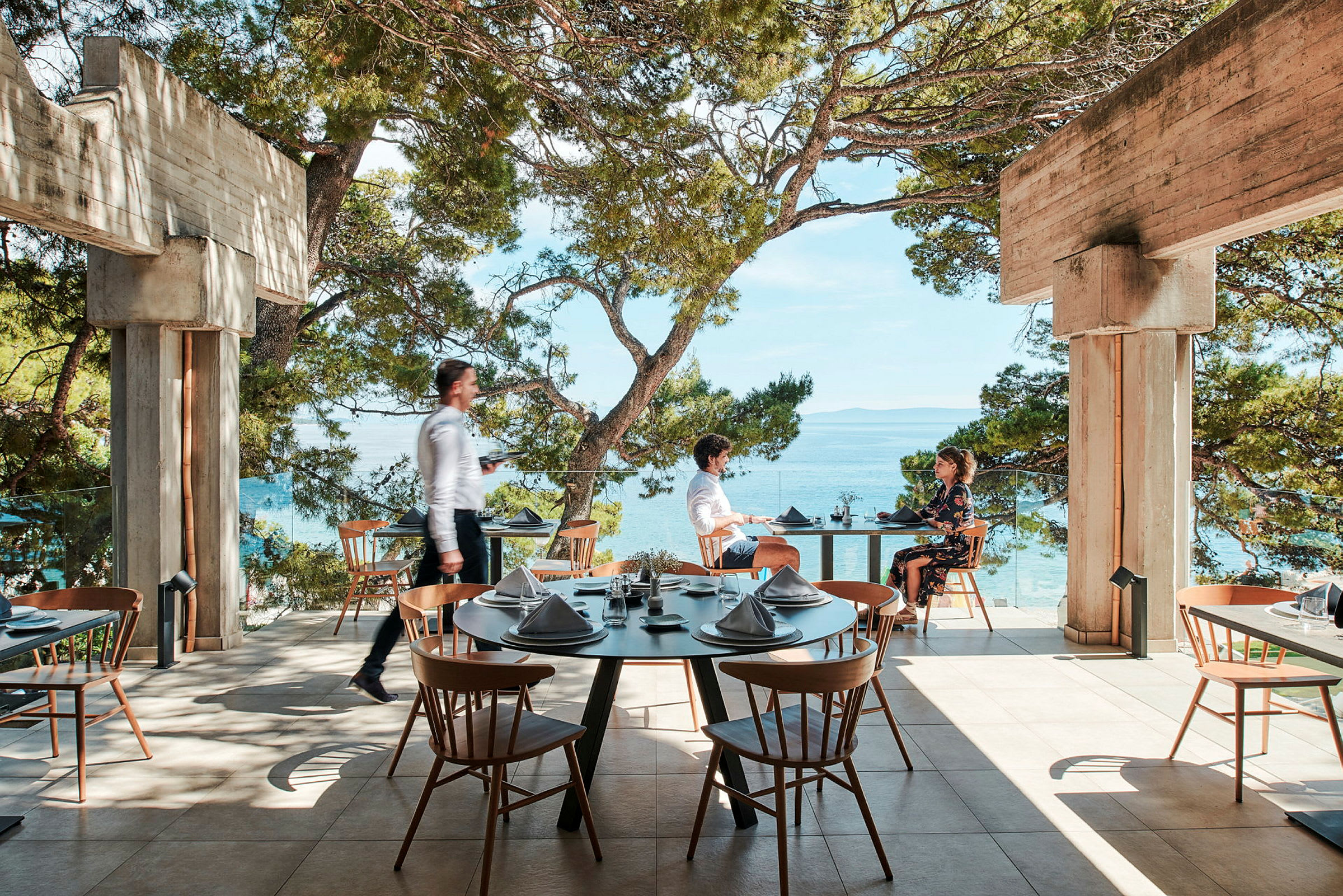 Restaurang på en terrass med utsikt över havet. (AI-genererad text)