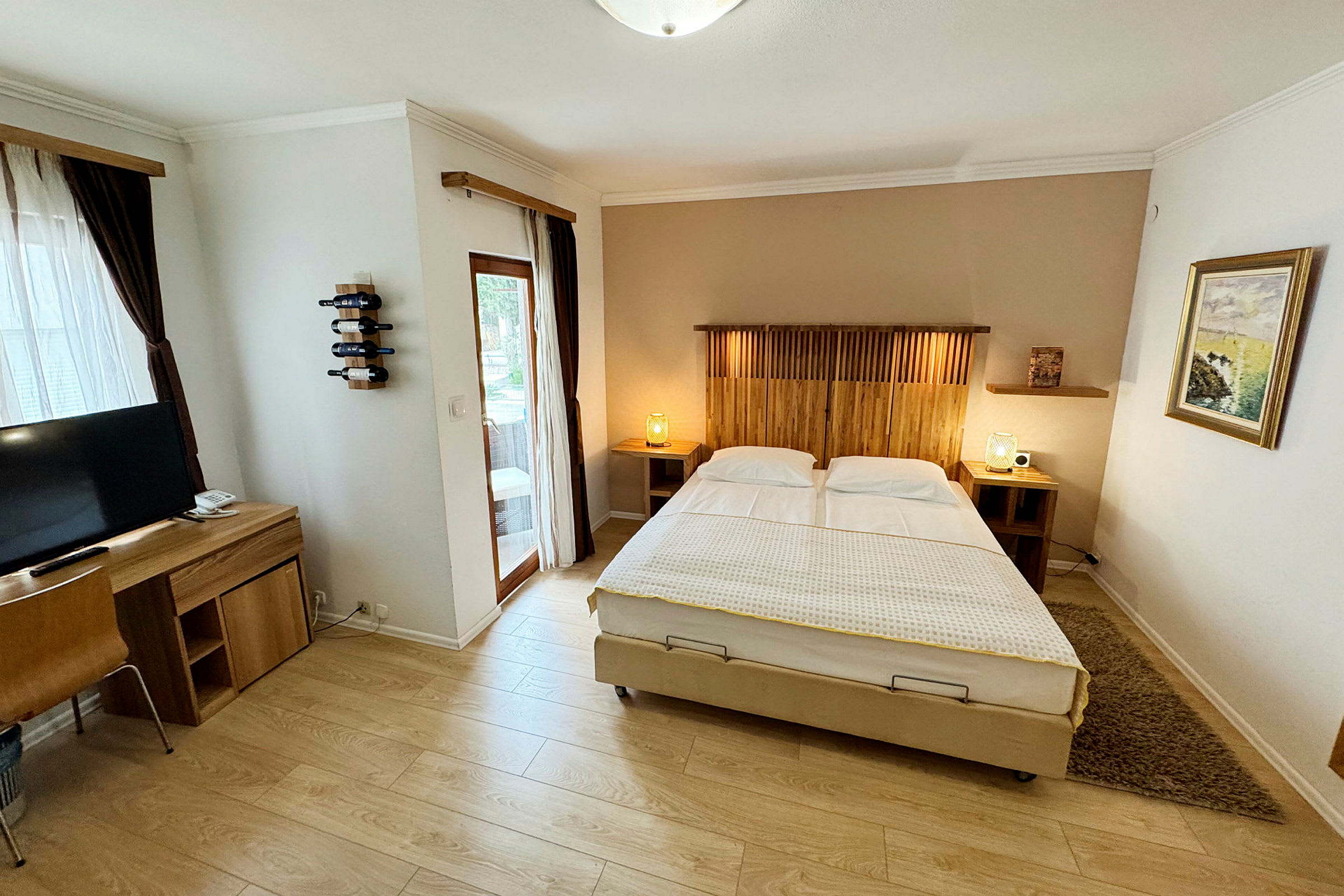 Bild av ett hotellrum med dubbelsäng, skrivbord och TV. (AI-genererad text)