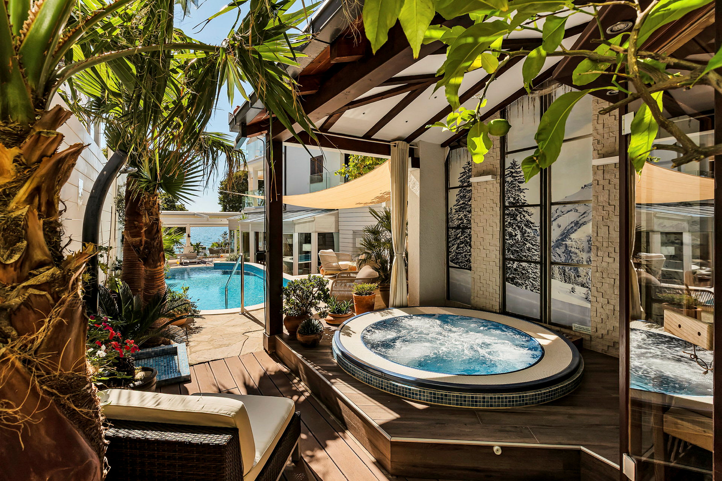 Uteområde med jacuzzi, pool och palmer. (AI-genererad text)