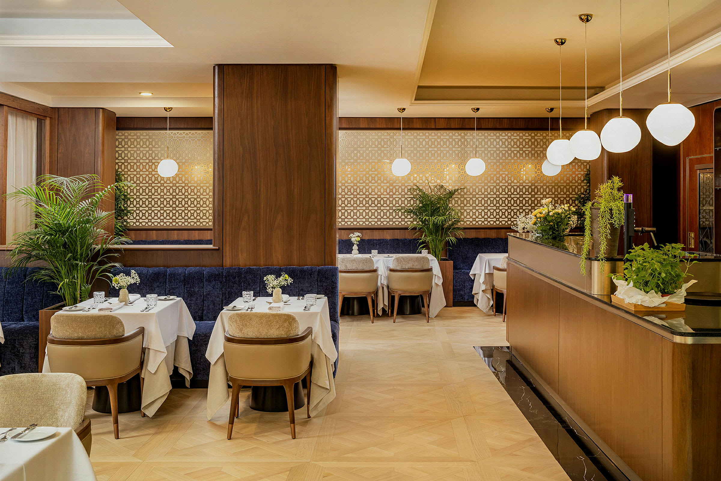 En elegant restaurang med vita dukar, lampor och blomsterarrangemang. (AI-genererad text)