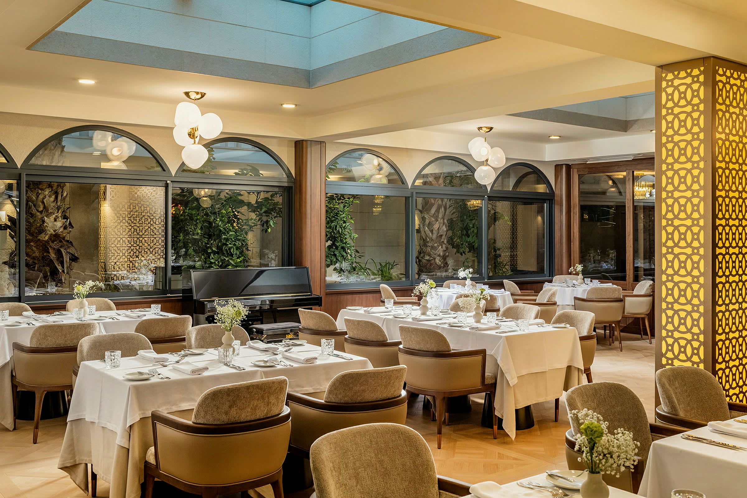 Restaurang med elegant dukade bord i ljust och öppet utrymme. (AI-genererad text)