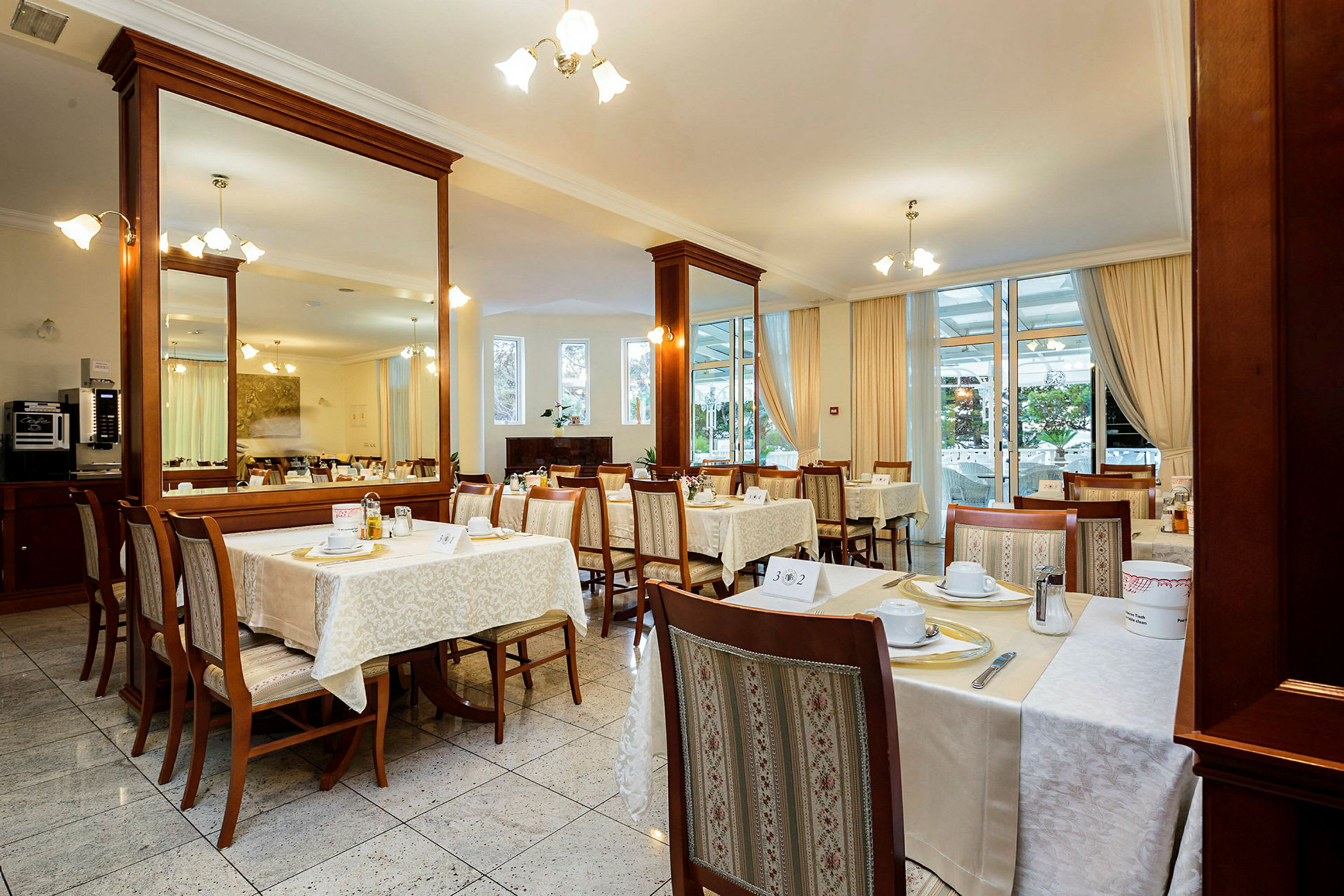 Restaurang med dukade bord och stolar inomhus. (AI-genererad text)