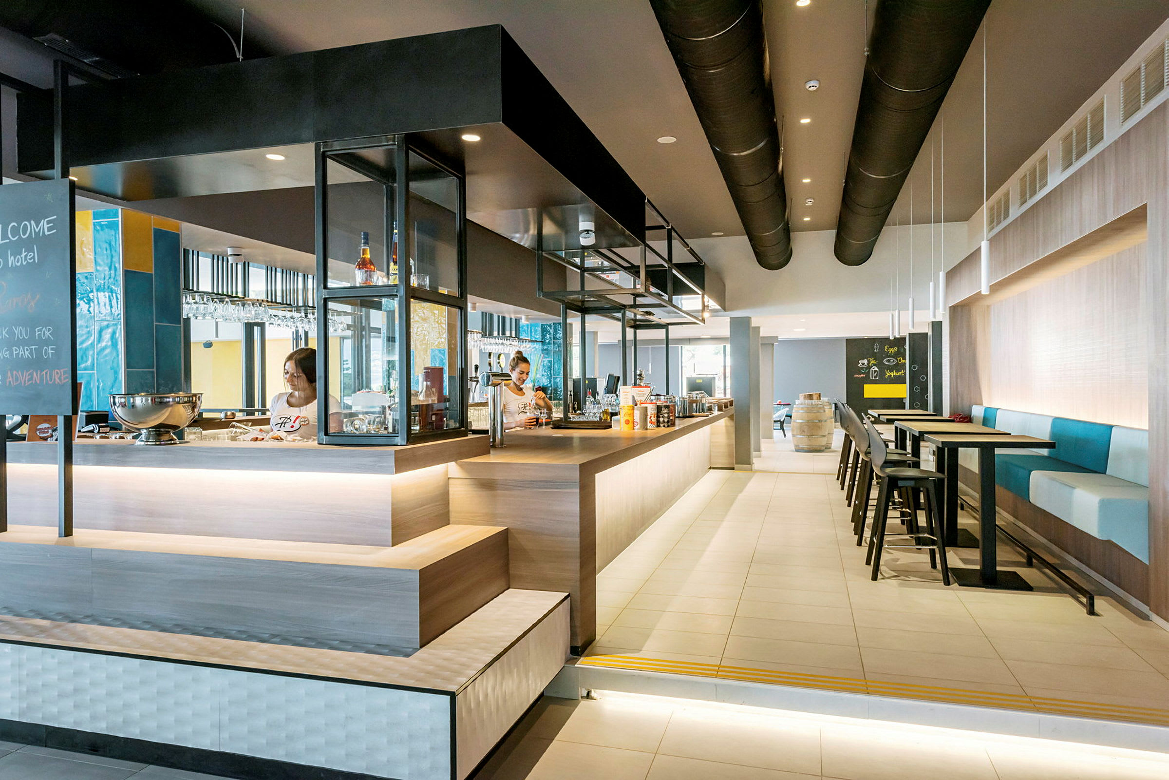 En modern kafé- eller bardisk med stilren inredning och sittplatser. (AI-genererad text)