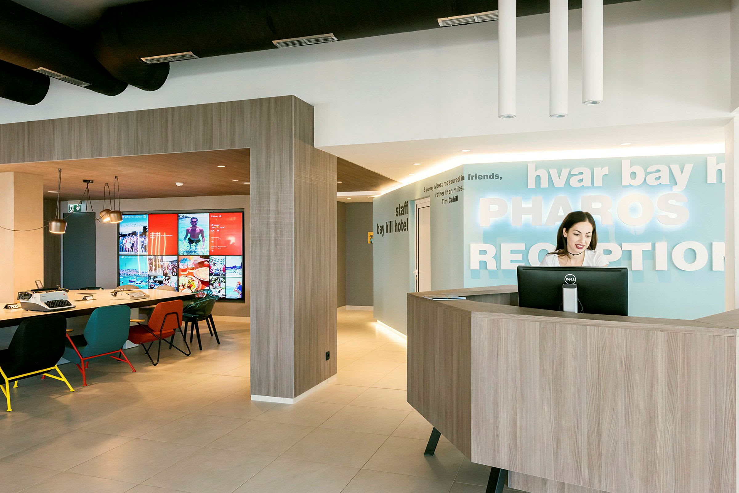 Reception i ett modernt hotell med skrivbord och dator. (AI-genererad text)