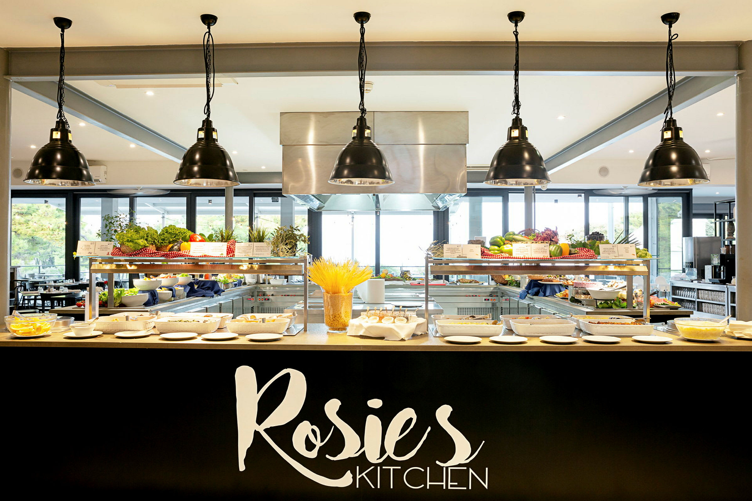 Bufféområde med olika maträtter och ingredienser på Rosie's Kitchen. (AI-genererad text)