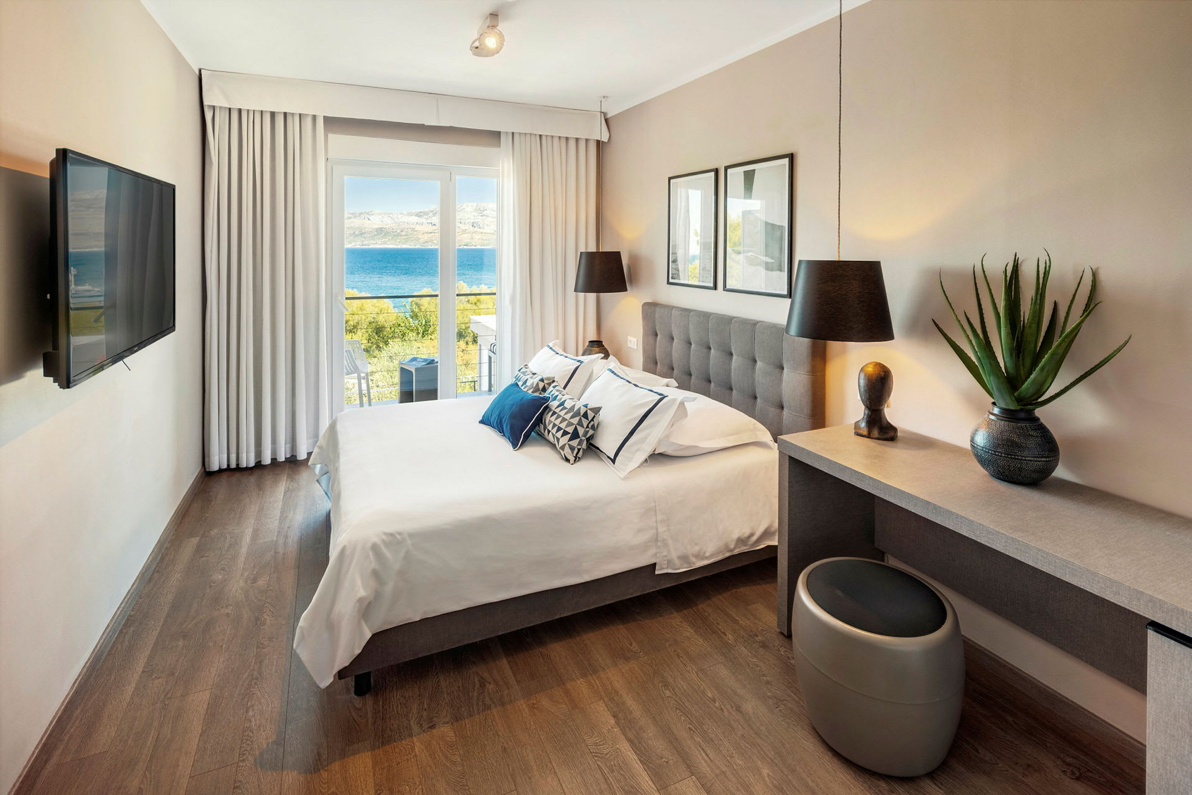 Hotellrum med dubbelsäng och utsikt över havet. (AI-genererad text)