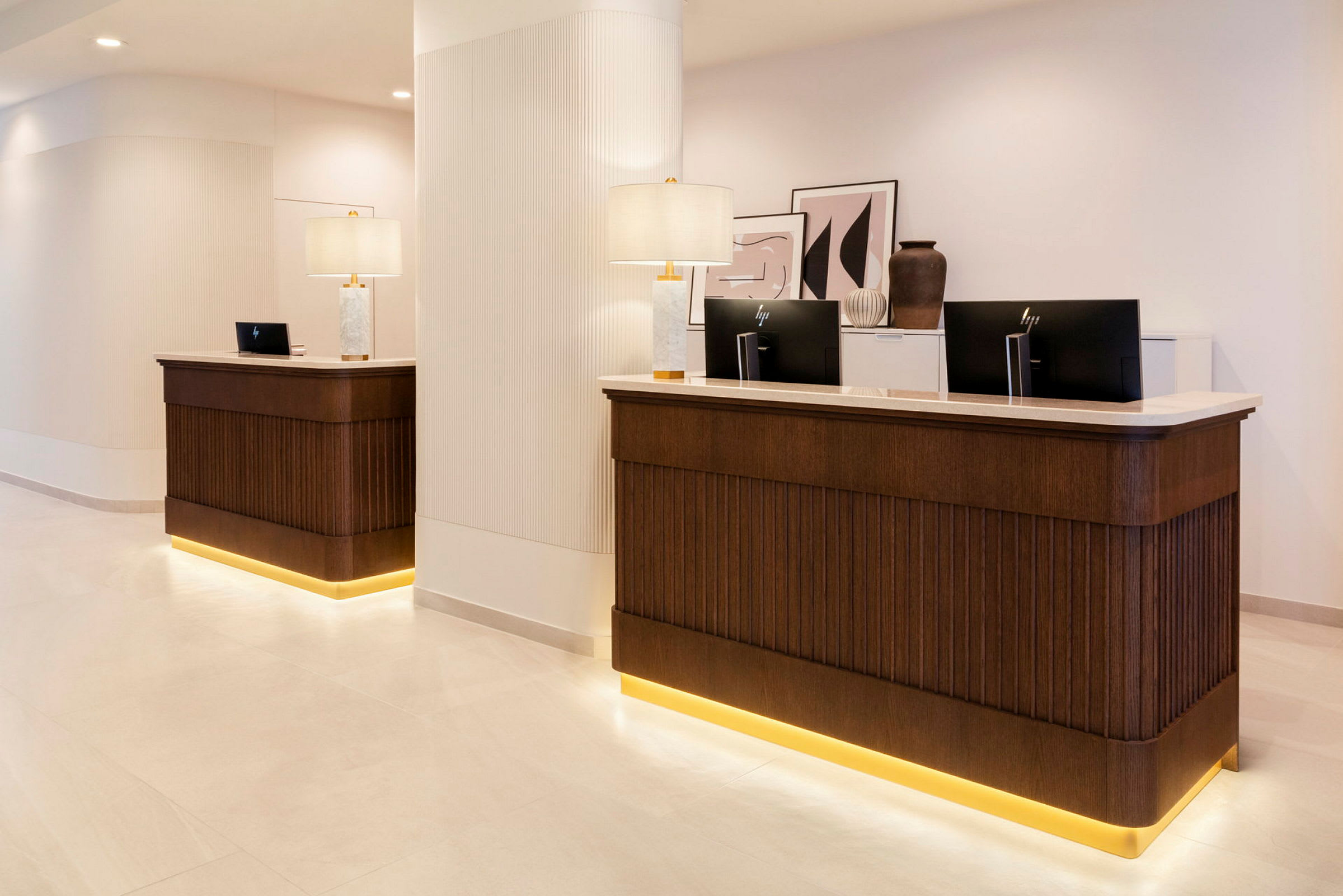 Hotellreception med två diskar, bakgrund med lampor och väggdekorationer. (AI-genererad text)