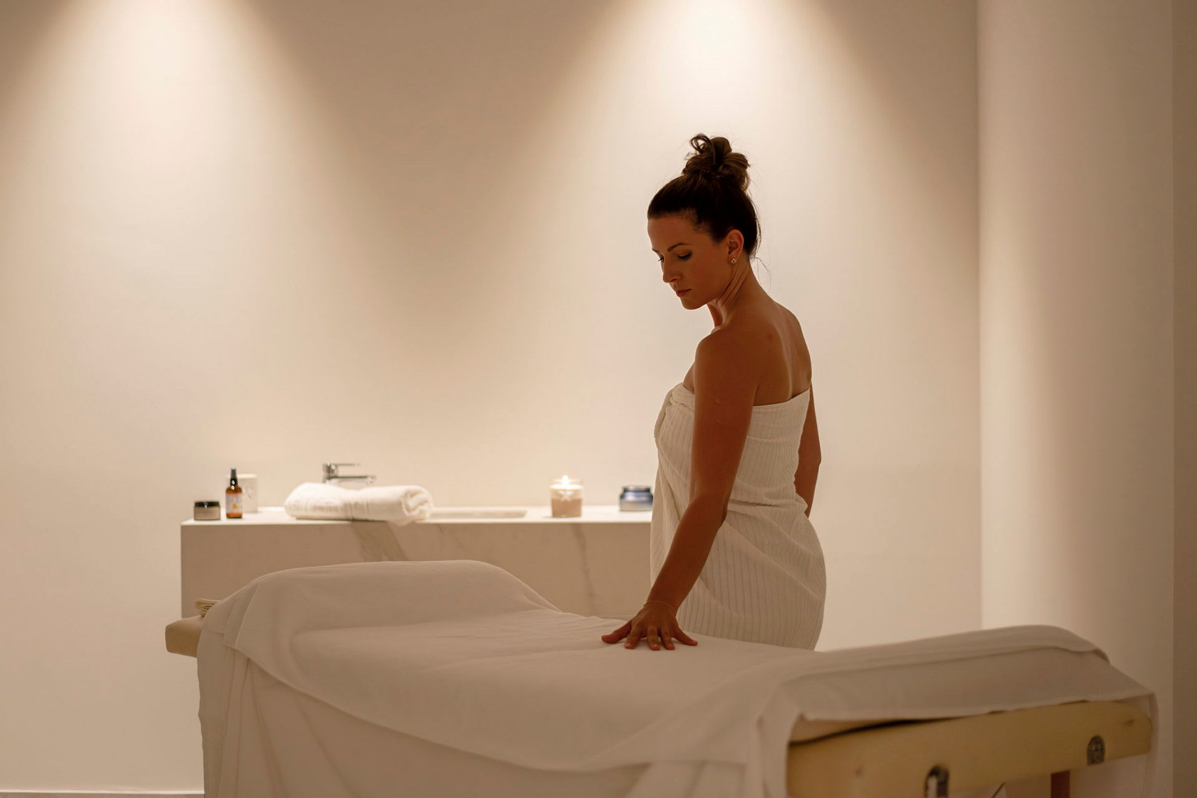 En person står vid en massagebänk i ett spa. (AI-genererad text)