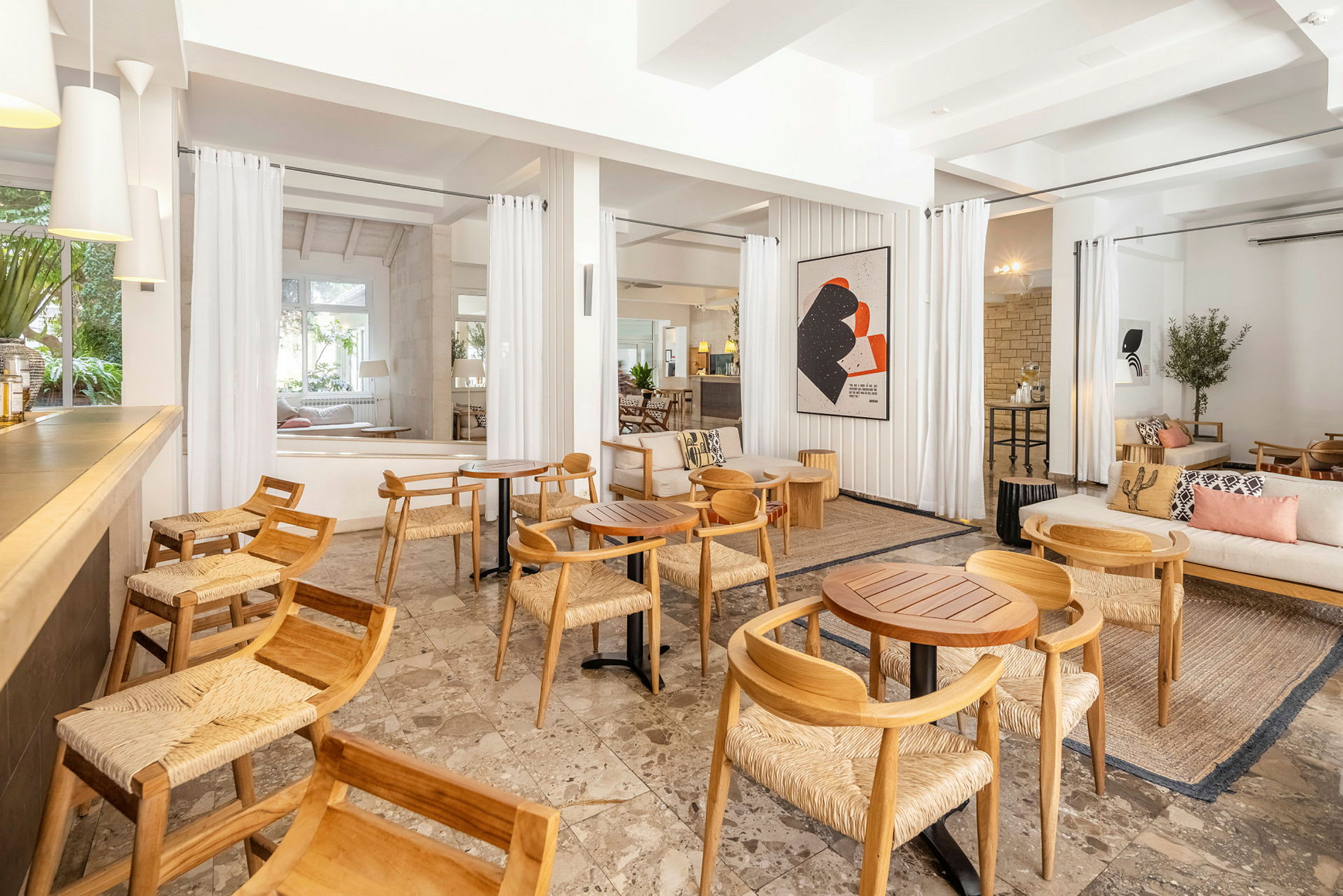 Lounge med trästolar och bord, ljust och modernt inrett. (AI-genererad text)