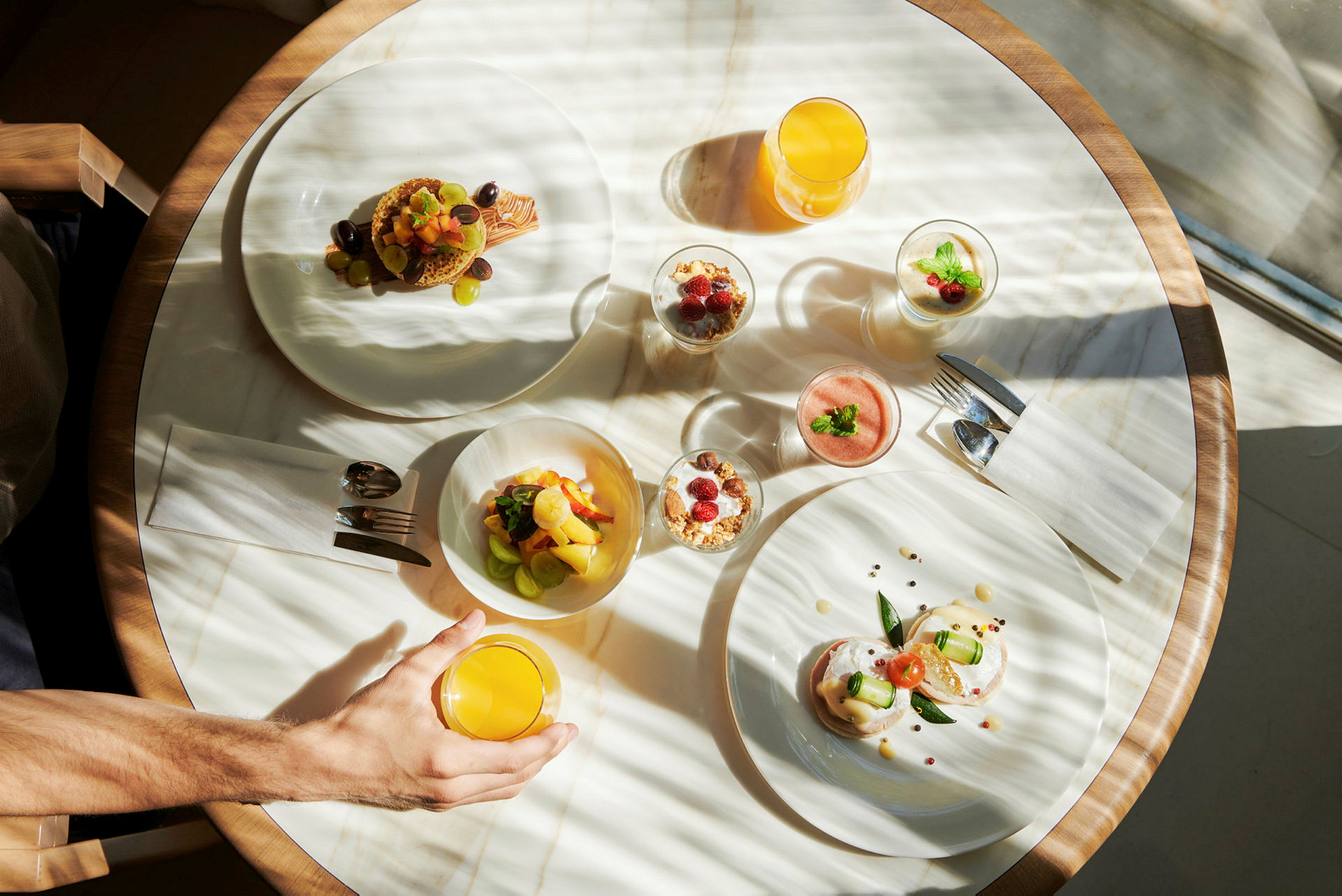 Ett dukat frukostbord med diverse rätter och drycker. (AI-genererad text)