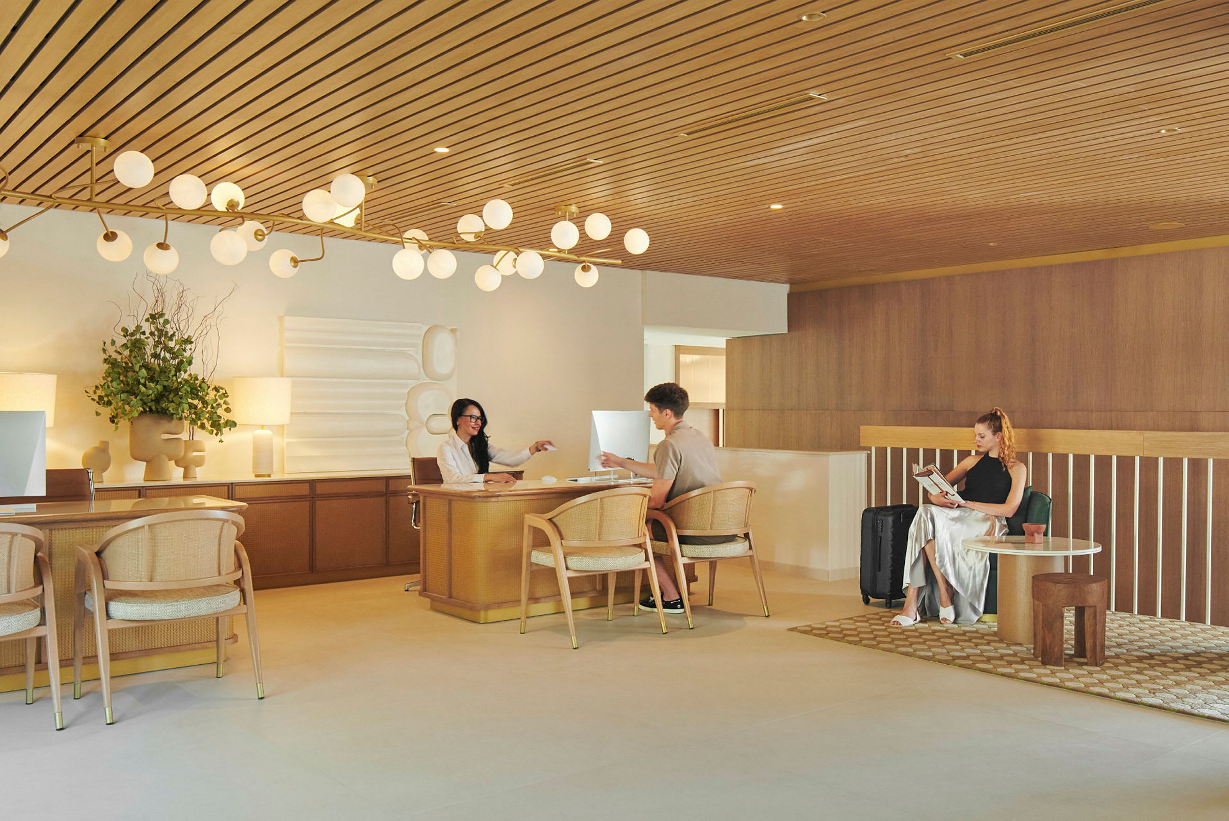 Entréhall med sittområde och receptionsdisk. (AI-genererad text)