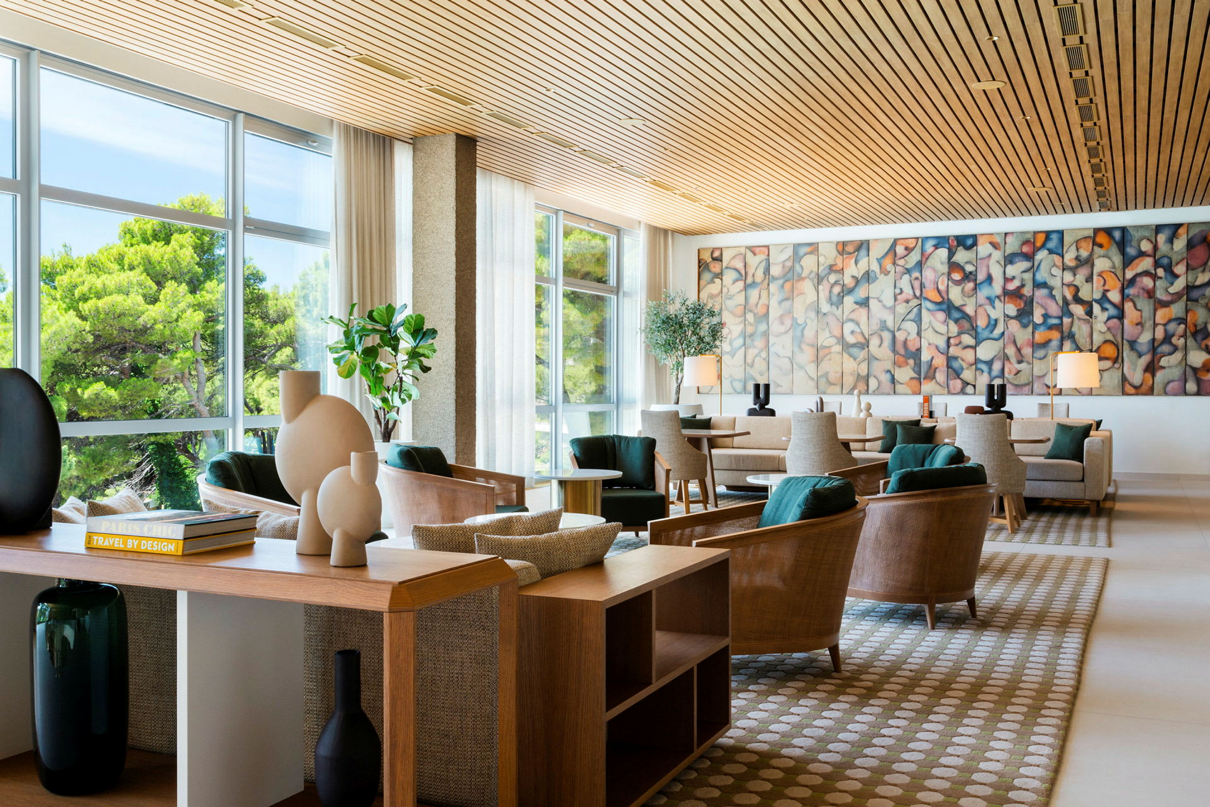 Elegant lobby med moderna möbler och stora fönster. (AI-genererad text)