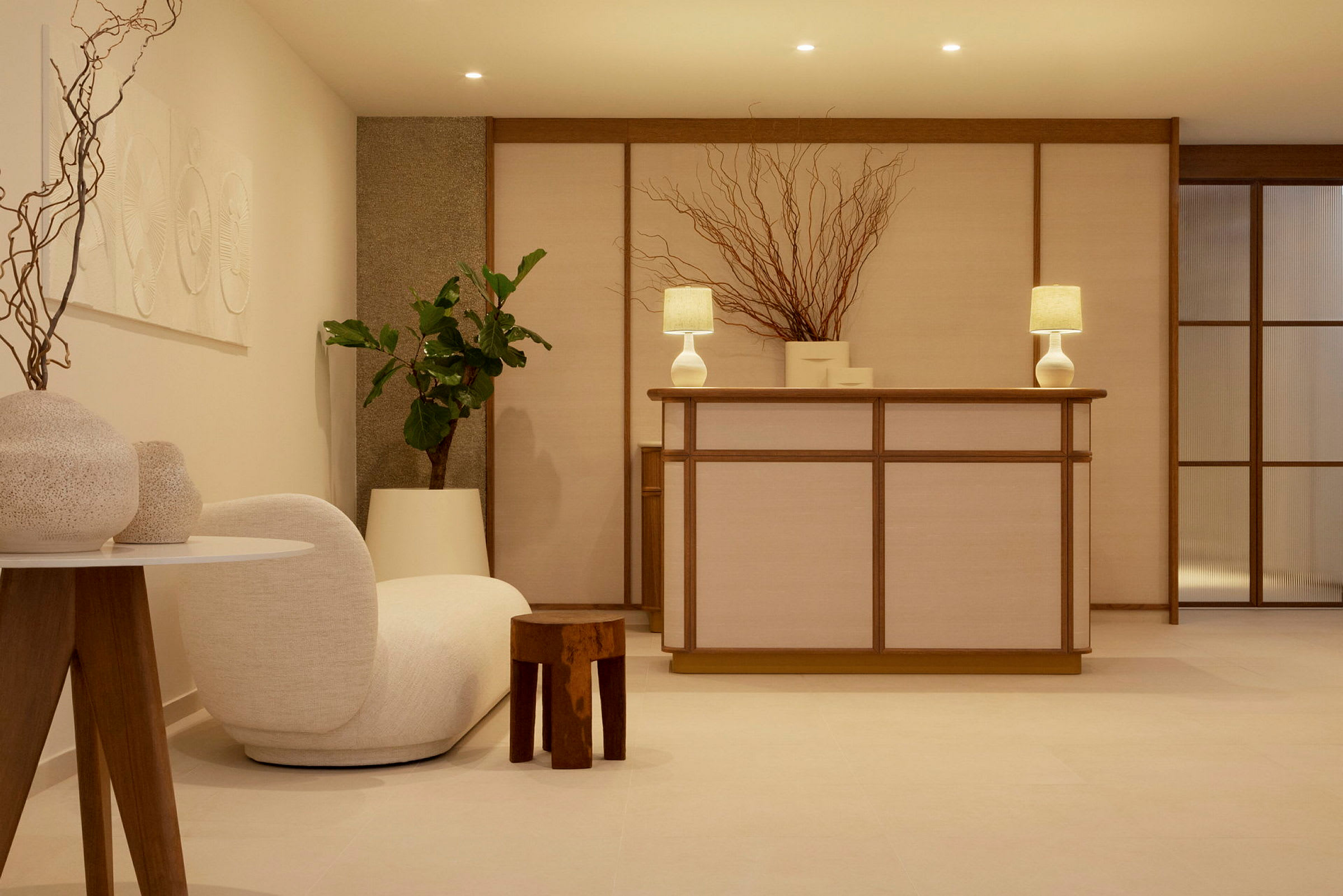 En reception med en minimalistisk design och neutrala färger. (AI-genererad text)