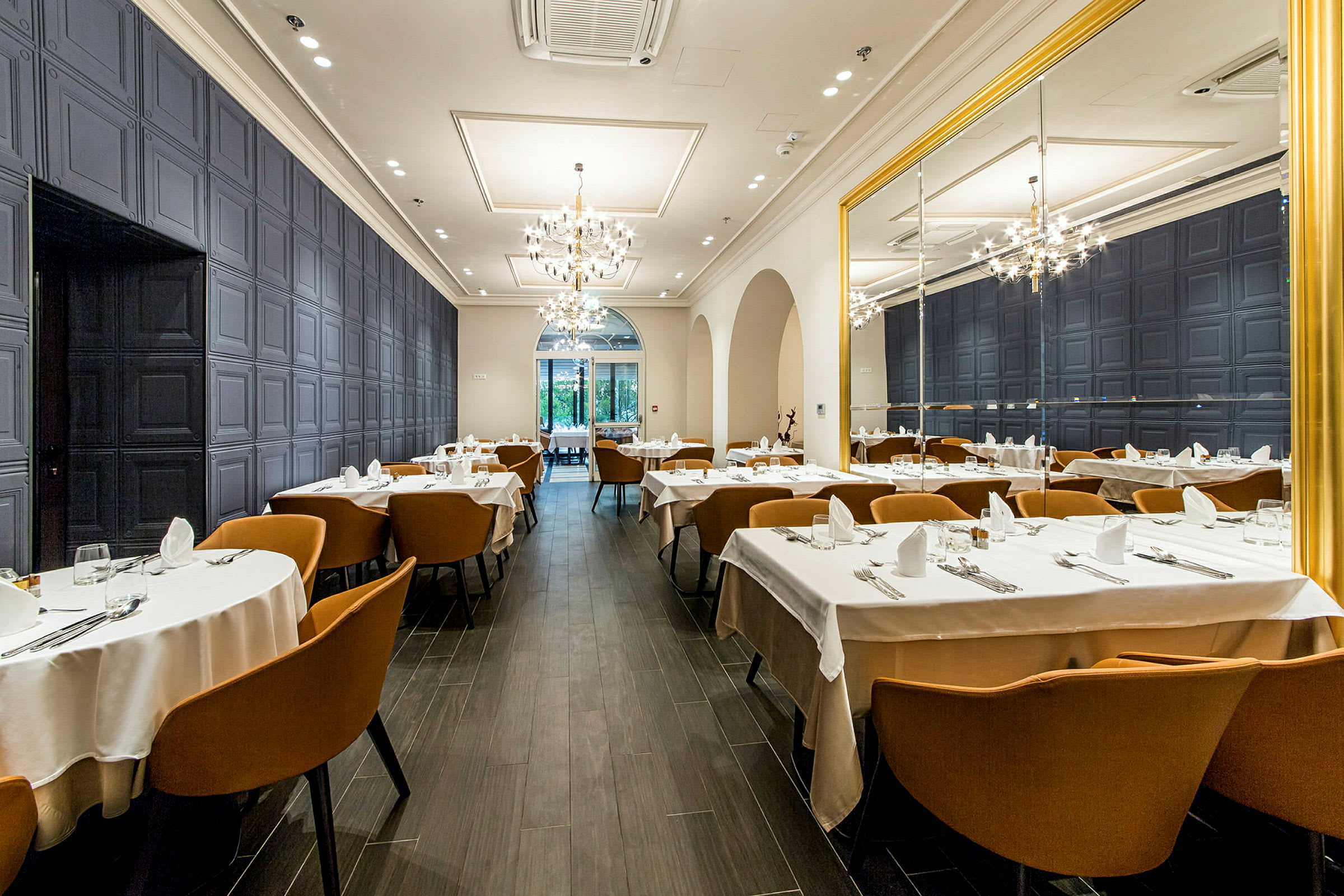 En restaurang med dukade bord och bekväma stolar. (AI-genererad text)