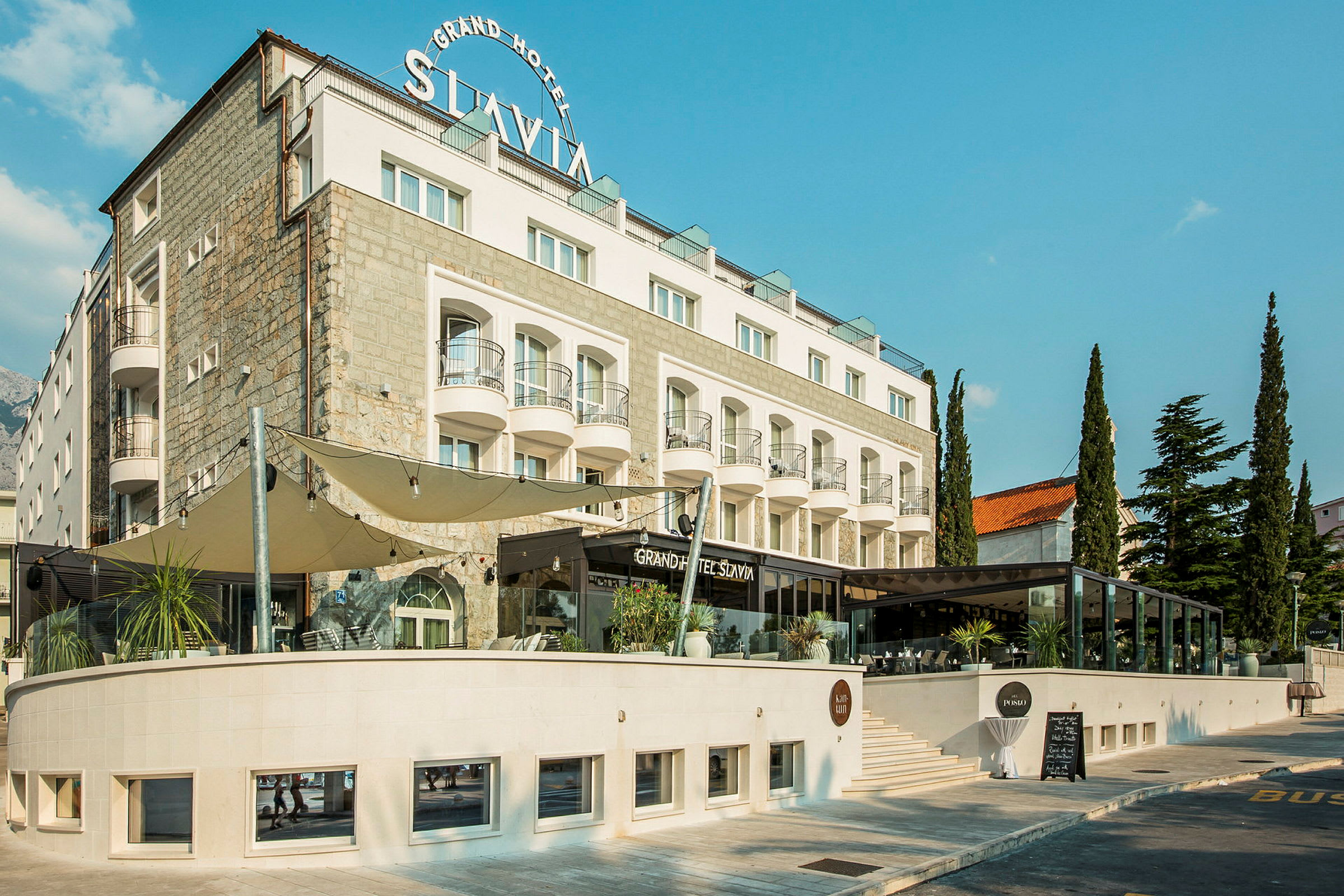 En byggnad med skylten 'Grand Hotel Slavia'. (AI-genererad text)