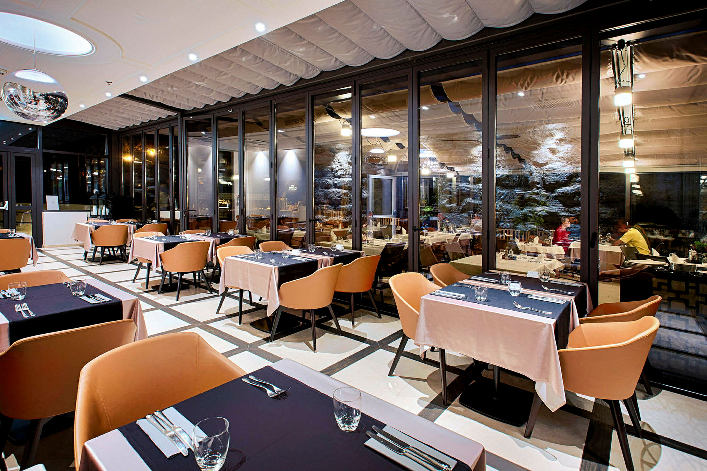 Restaurang med modern inredning och stora glaspartier. (AI-genererad text)