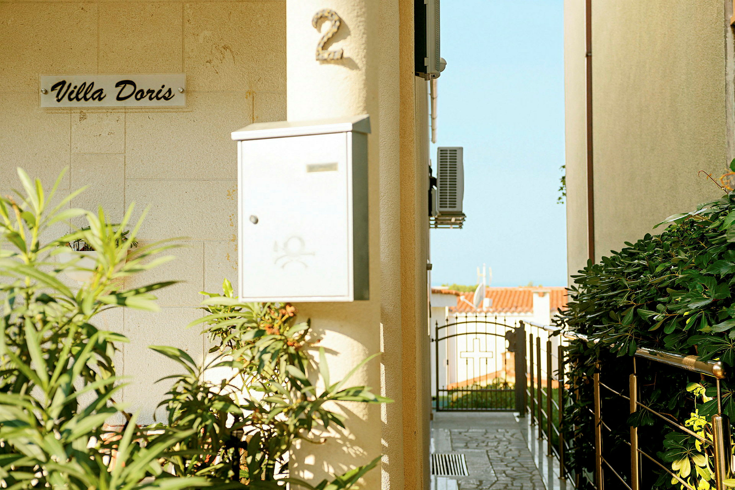 En grind leder in till en liten villa med namnet Villa Doris. (AI-genererad text)
