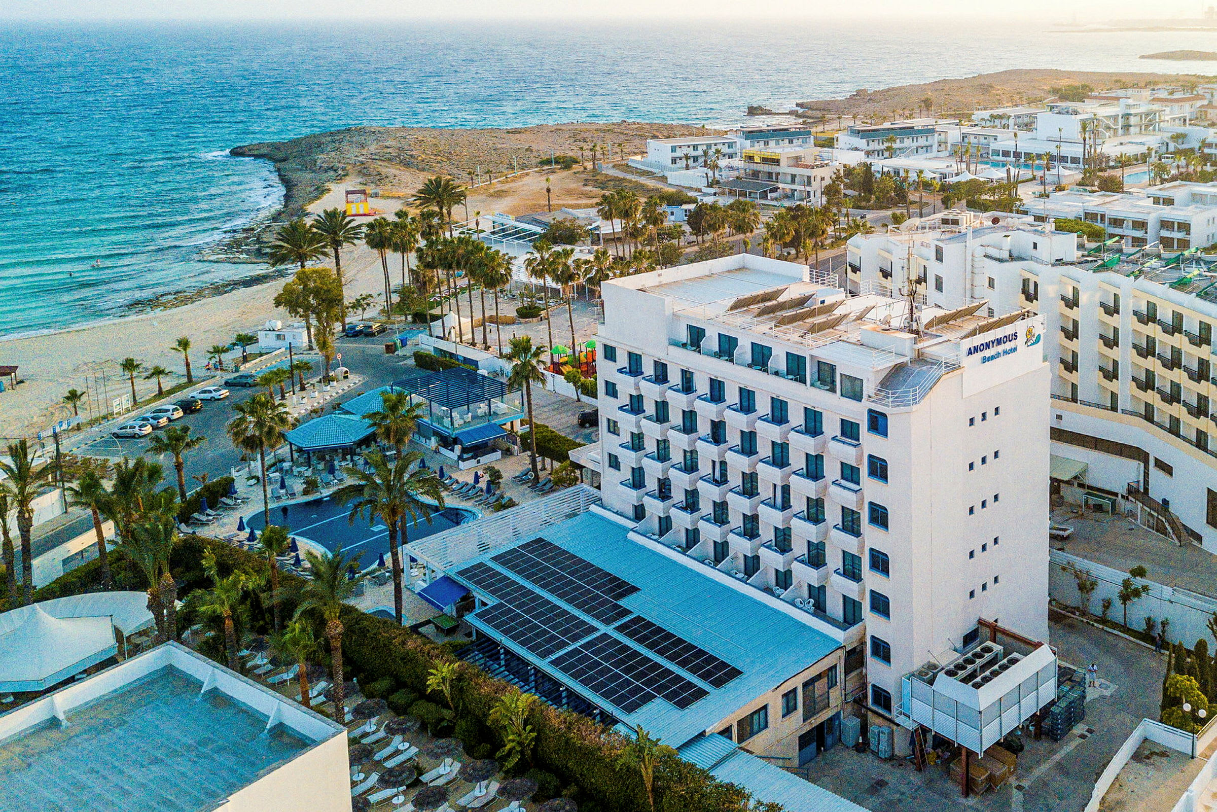 Hotellbyggnad nära en strand vid havet. (AI-genererad text)