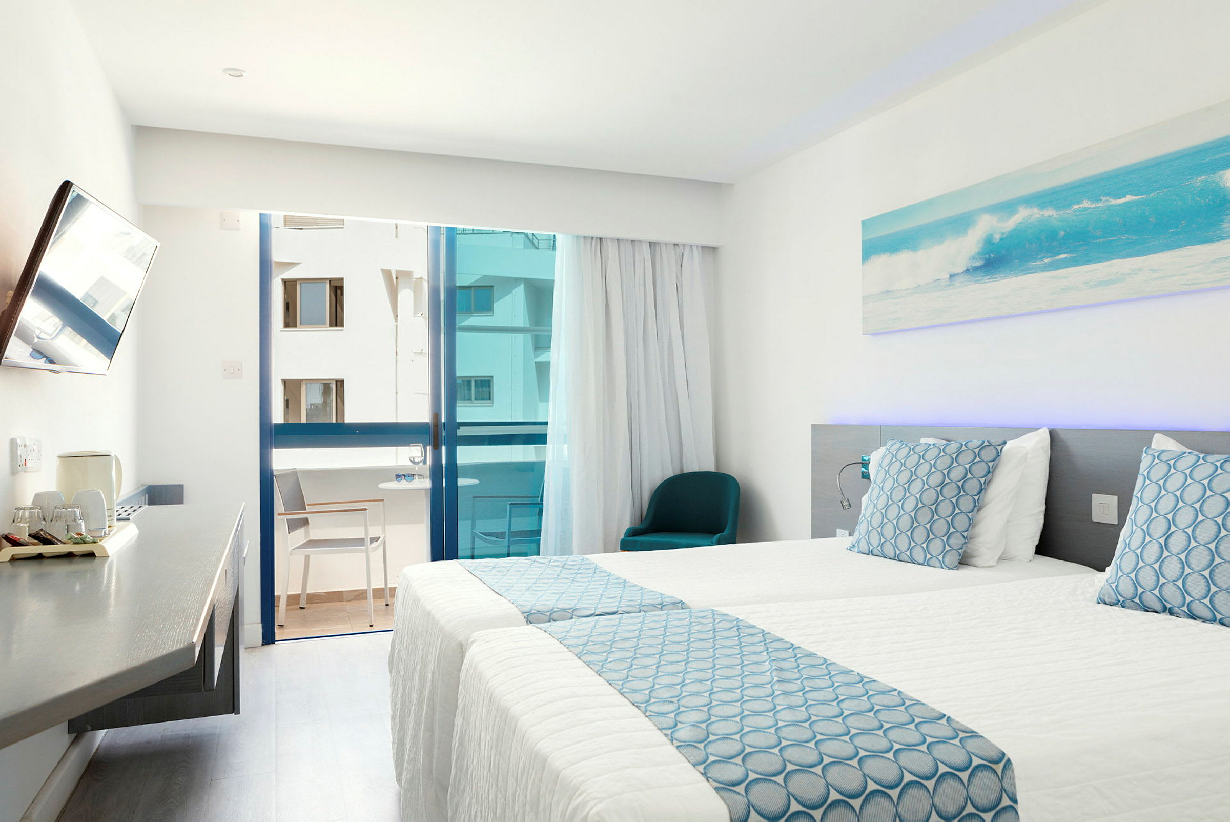 Hotellrum med två enkelsängar och en balkong. (AI-genererad text)