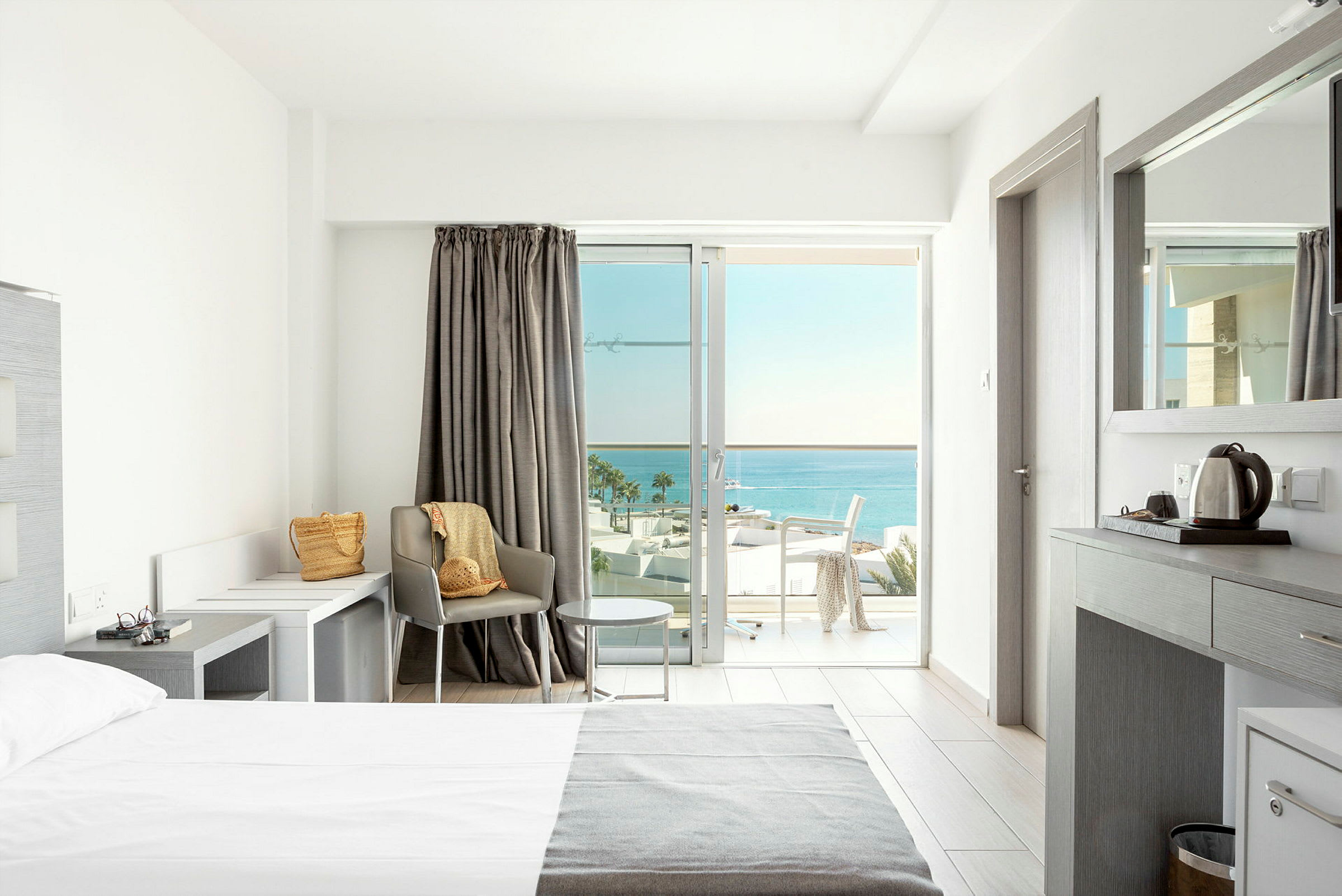 Ljust hotellrum med modern inredning och havsutsikt. (AI-genererad text)