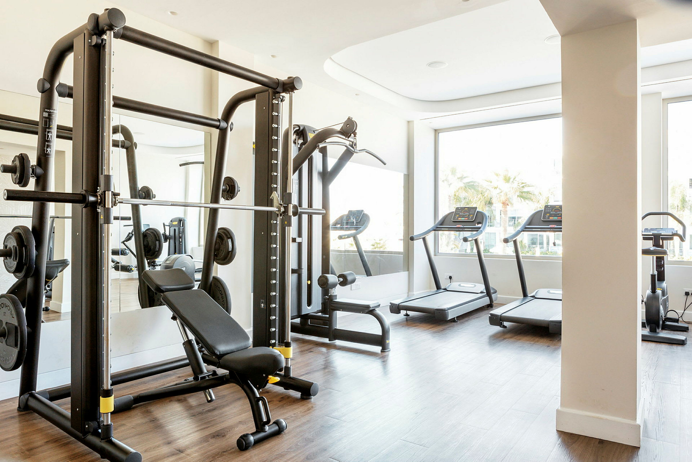 Gym med olika träningsmaskiner. (AI-genererad text)