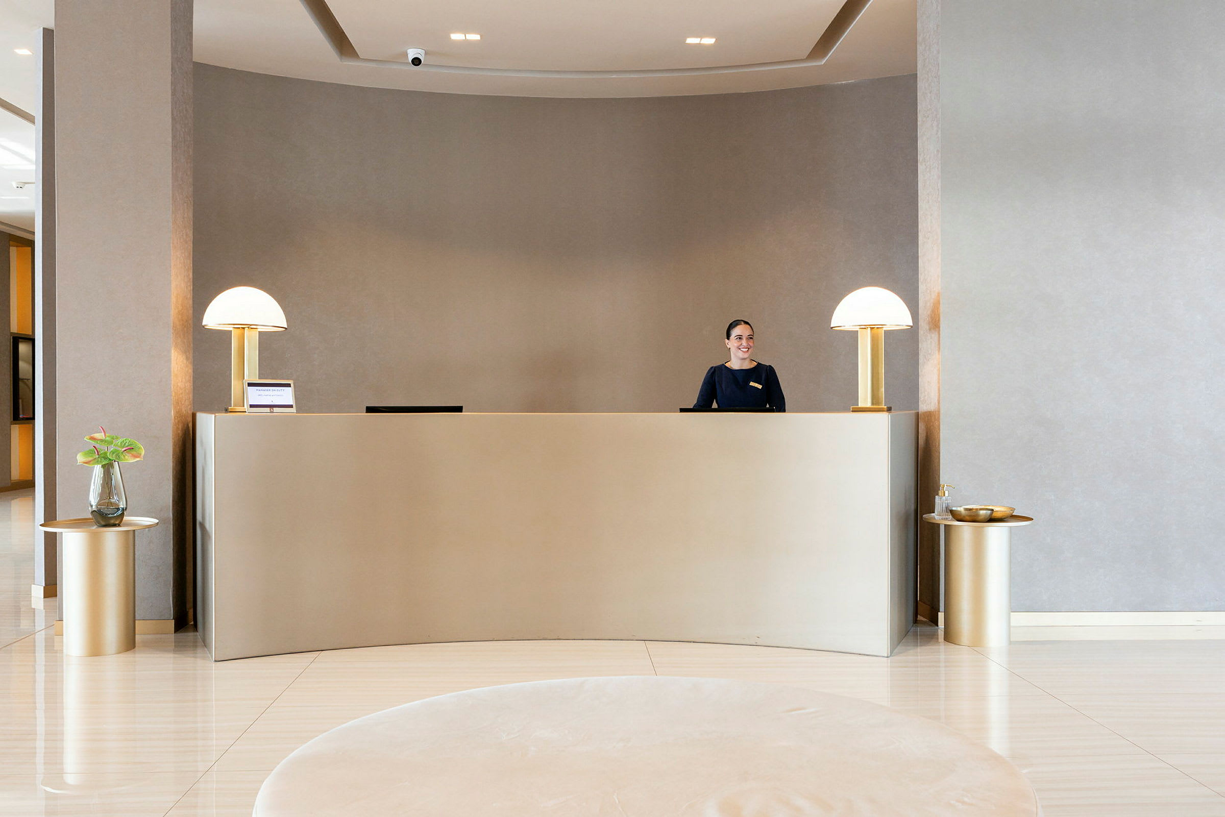 Reception med minimalistisk design och belysning. (AI-genererad text)
