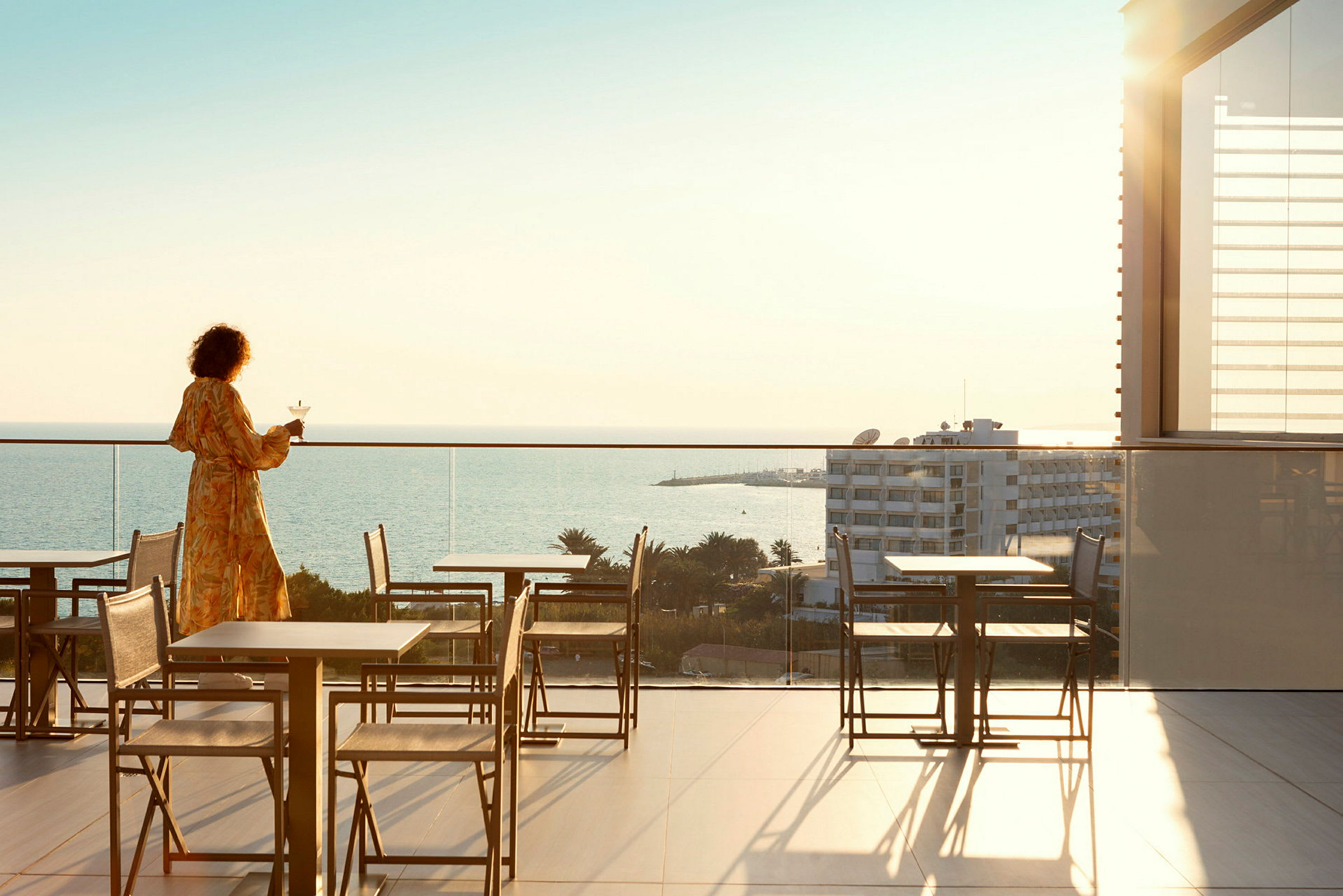 Person på en terrass med utsikt över havet. (AI-genererad text)