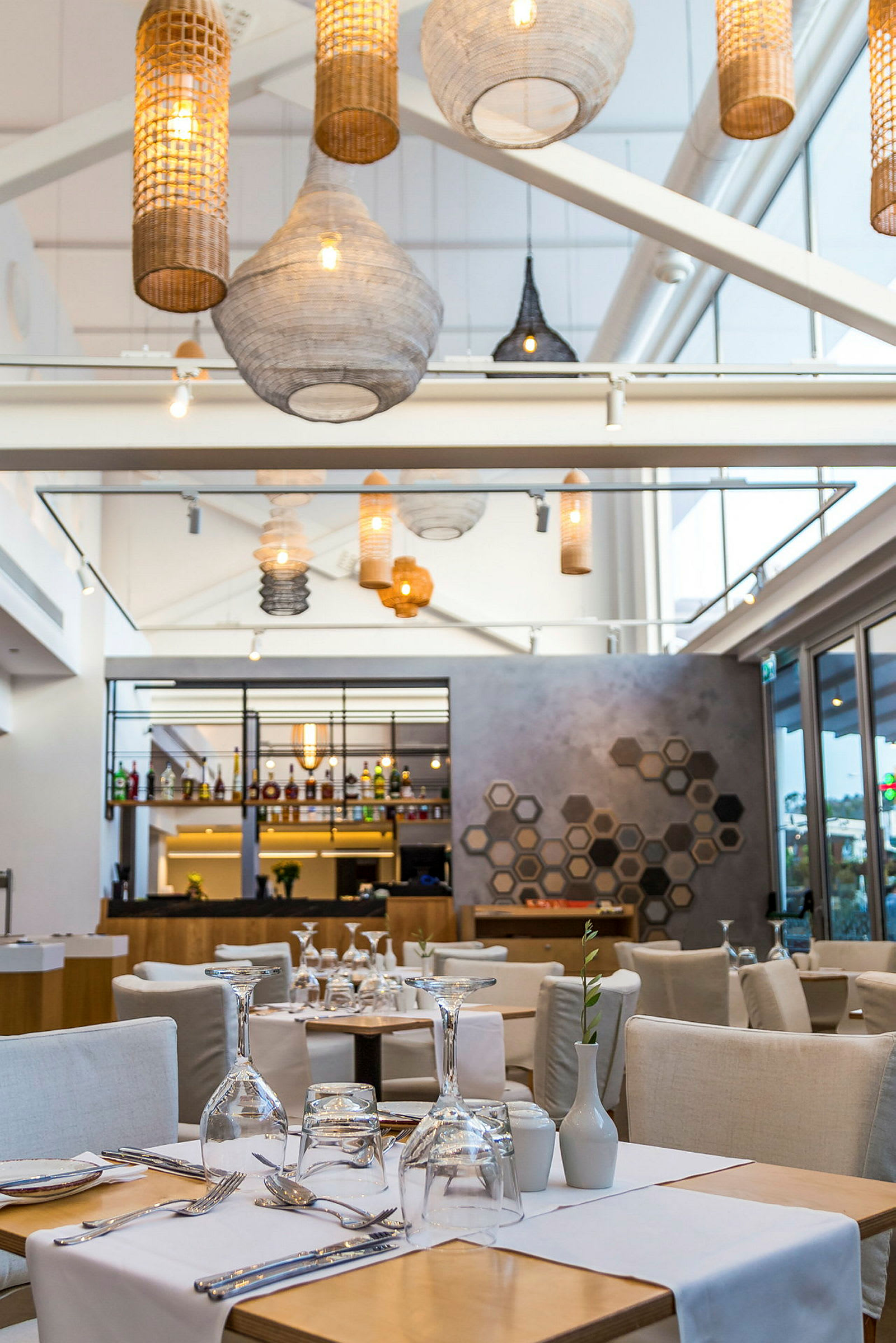 En modern restaurang med elegant interiör, vita bord och glasdetaljer. (AI-genererad text)