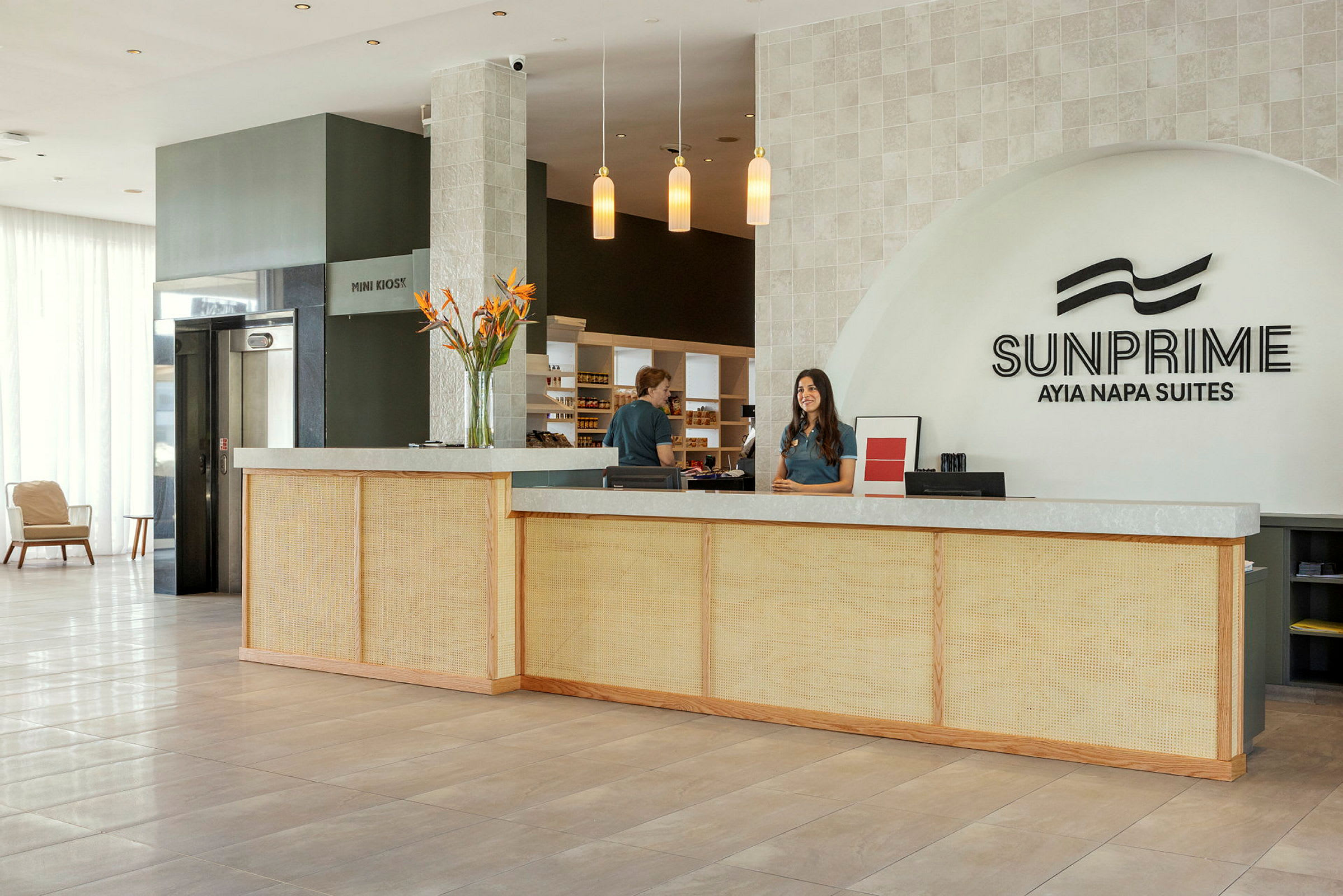 Receptionen på Sunprime Ayia Napa Suites. (AI-genererad text)