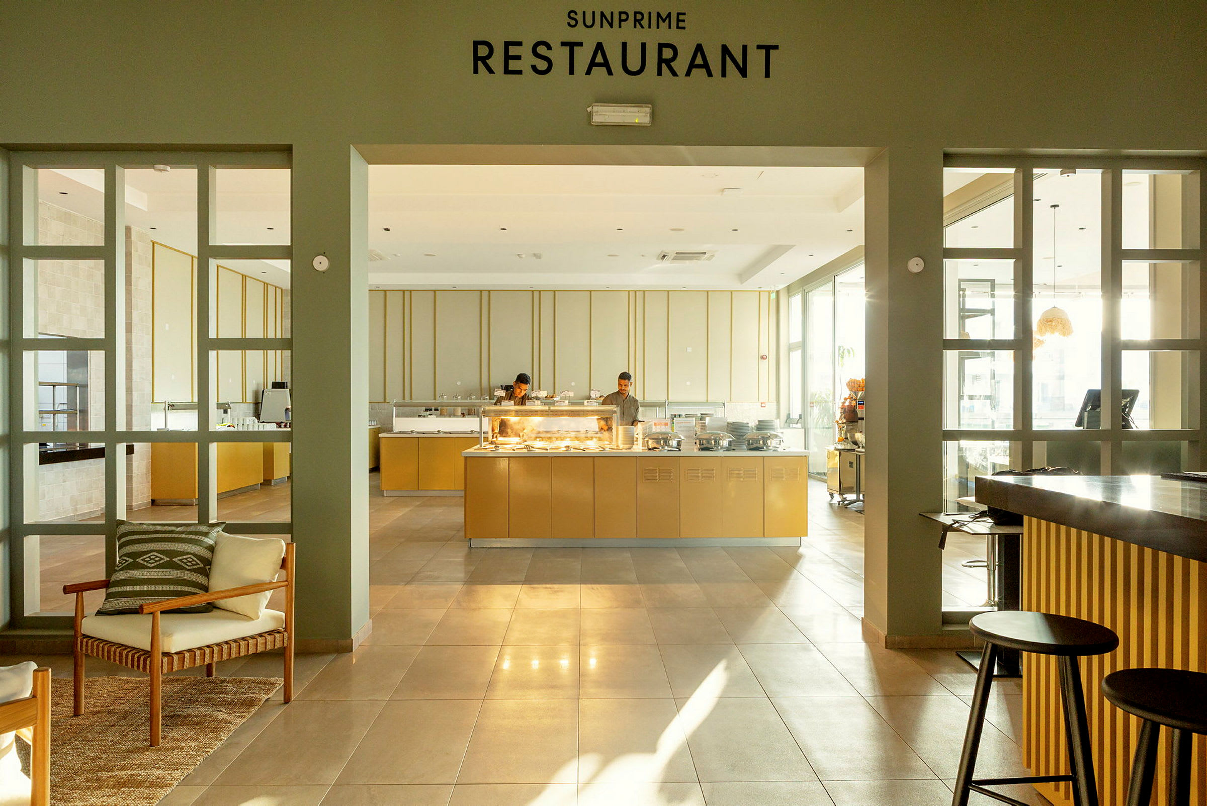 Interiör av en restaurang med ett serveringsområde och sittplatser. (AI-genererad text)