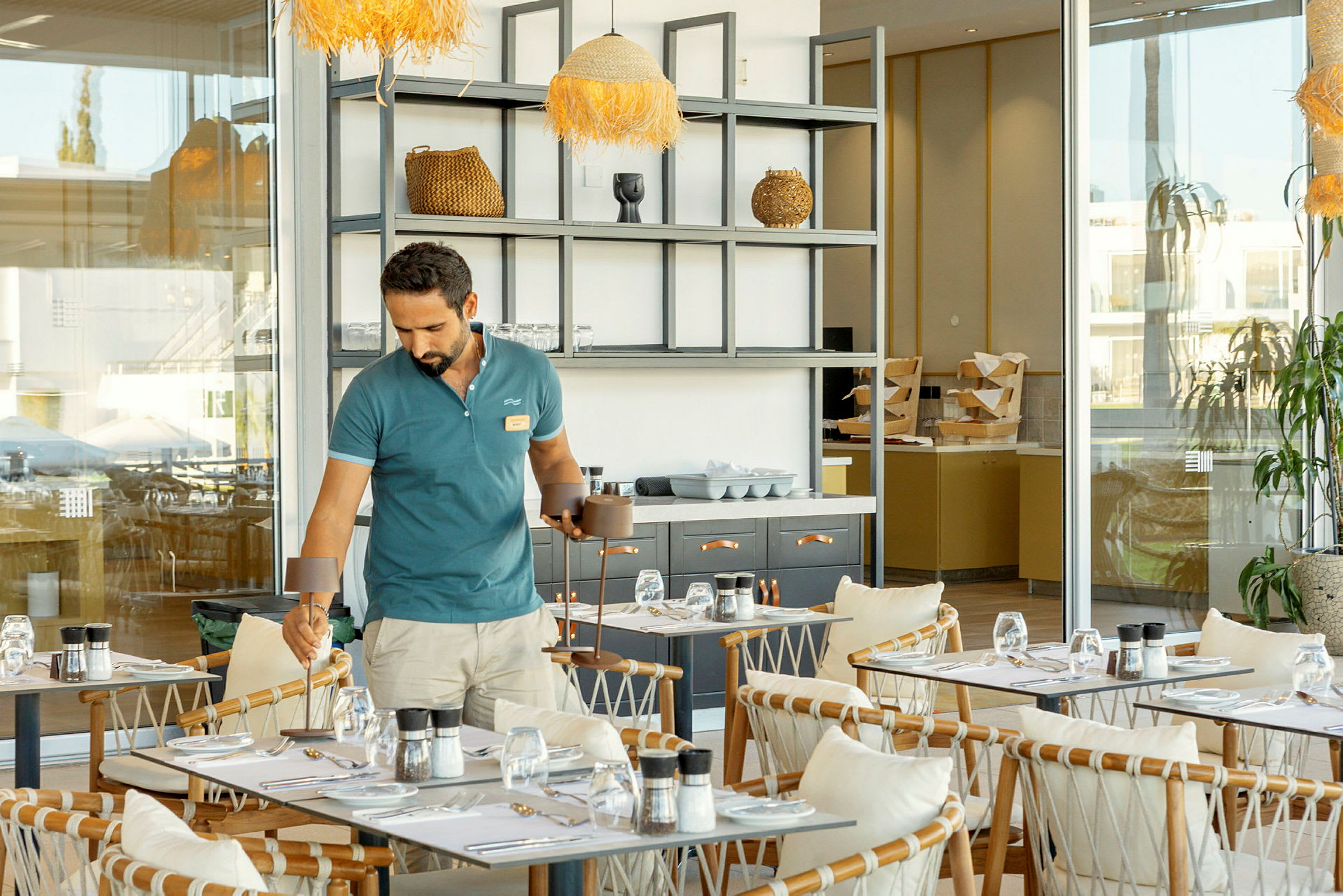 Ett caféområde med bord, stolar och ett öppet serveringsutrymme. (AI-genererad text)