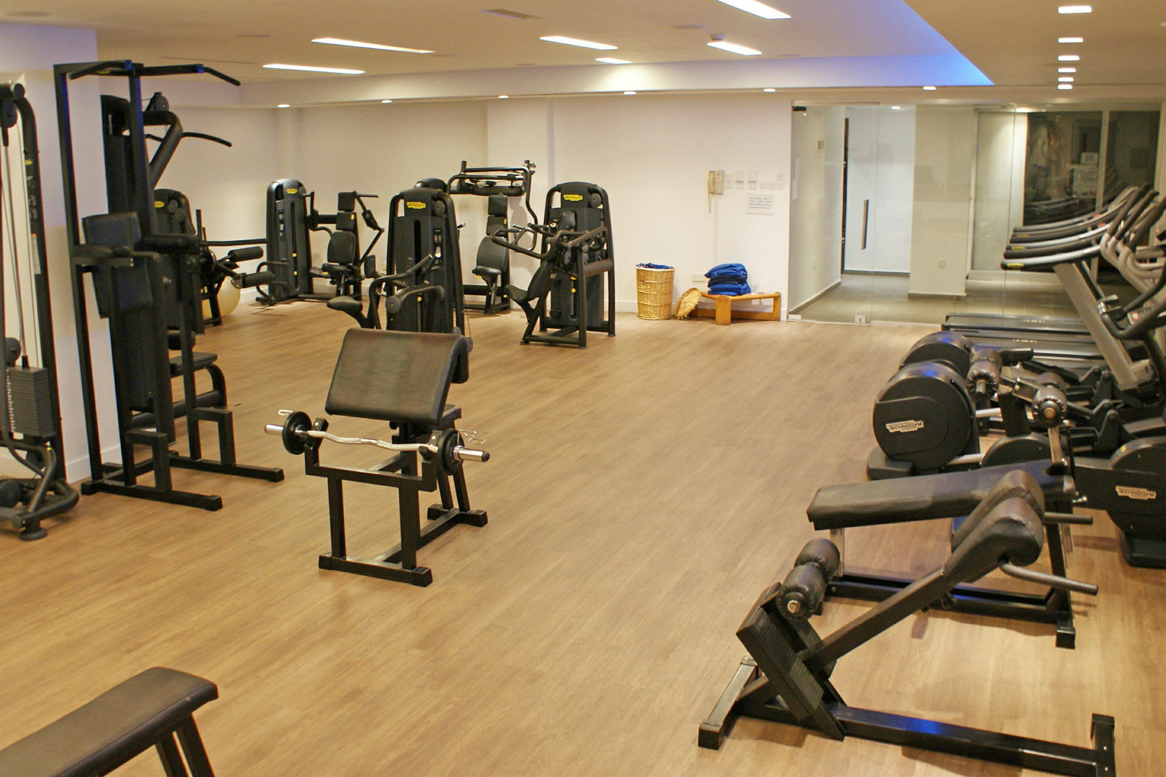 Gym med olika träningsmaskiner och utrustning. (AI-genererad text)
