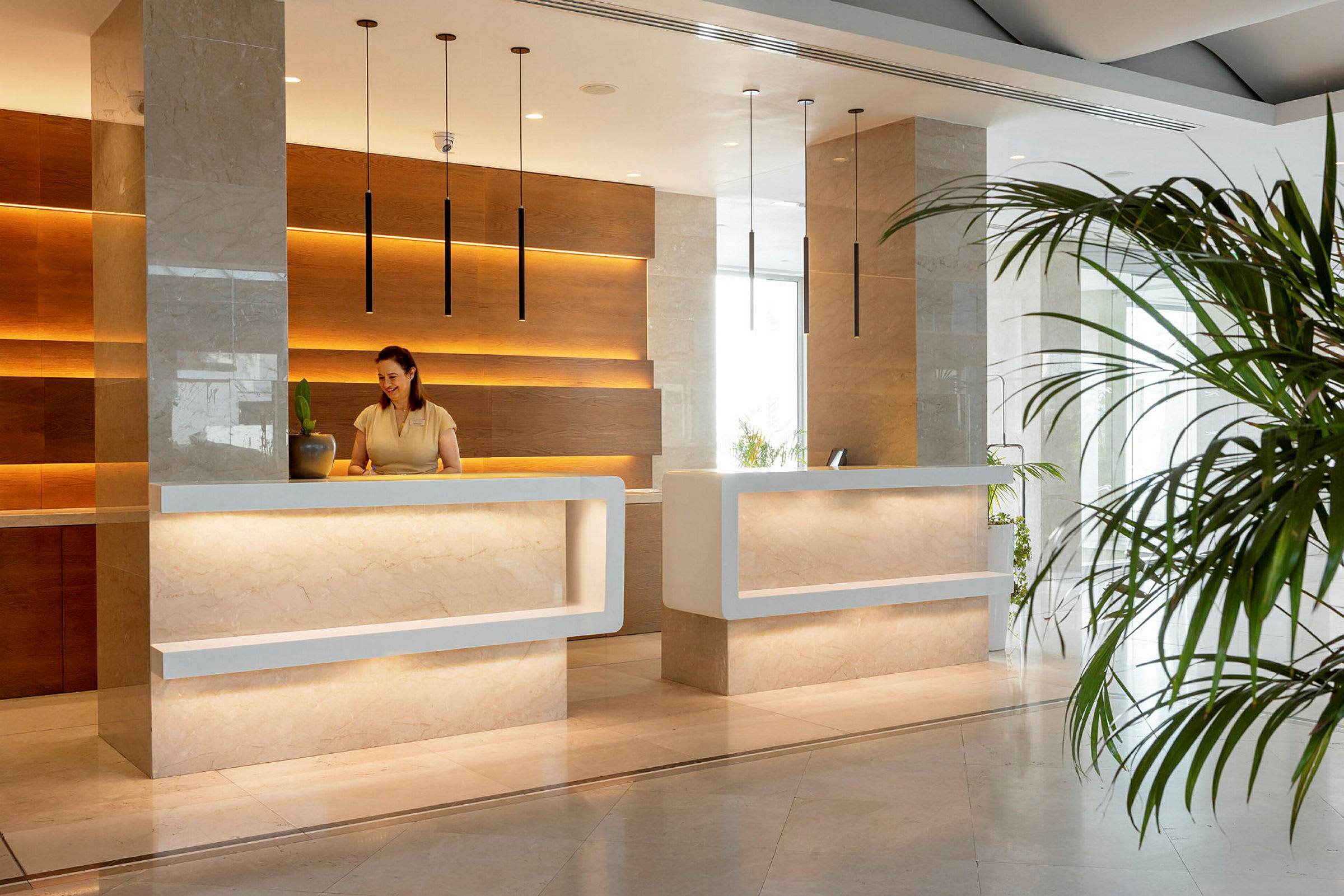 Hotellreception med modern inredning och belysning. (AI-genererad text)