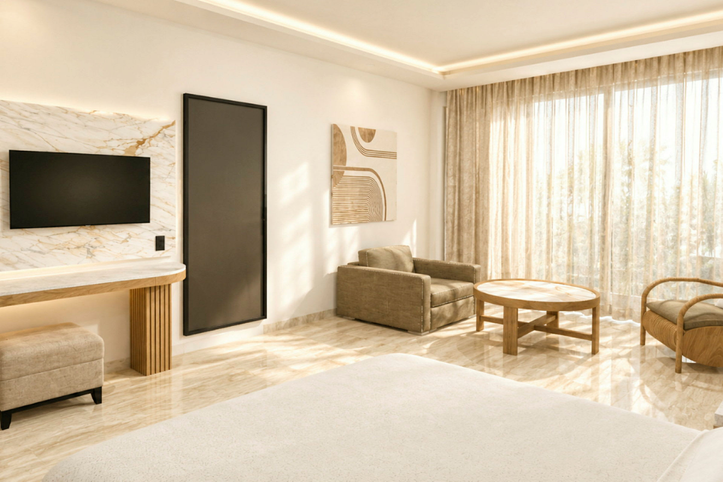 Ett ljust och elegant hotellrum med en soffa, fåtölj, runt soffbord och en TV på väggen. Stora fönster med tunna gardiner släpper in dagsljus. (AI-genererad text)