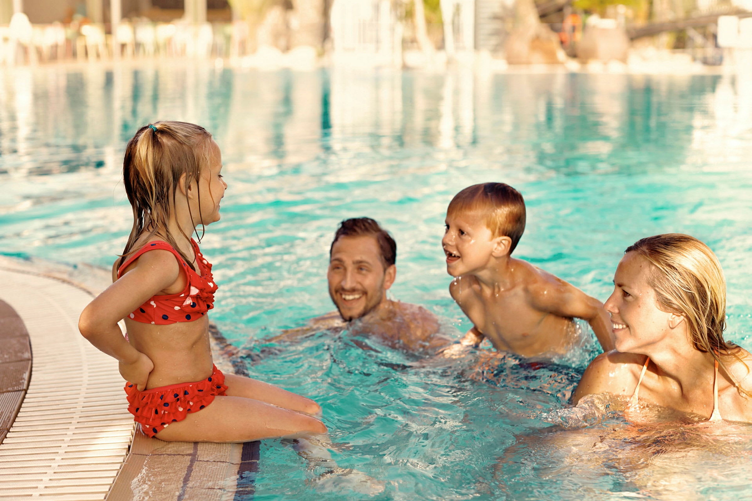 Personer som badar i en pool. (AI-genererad text)