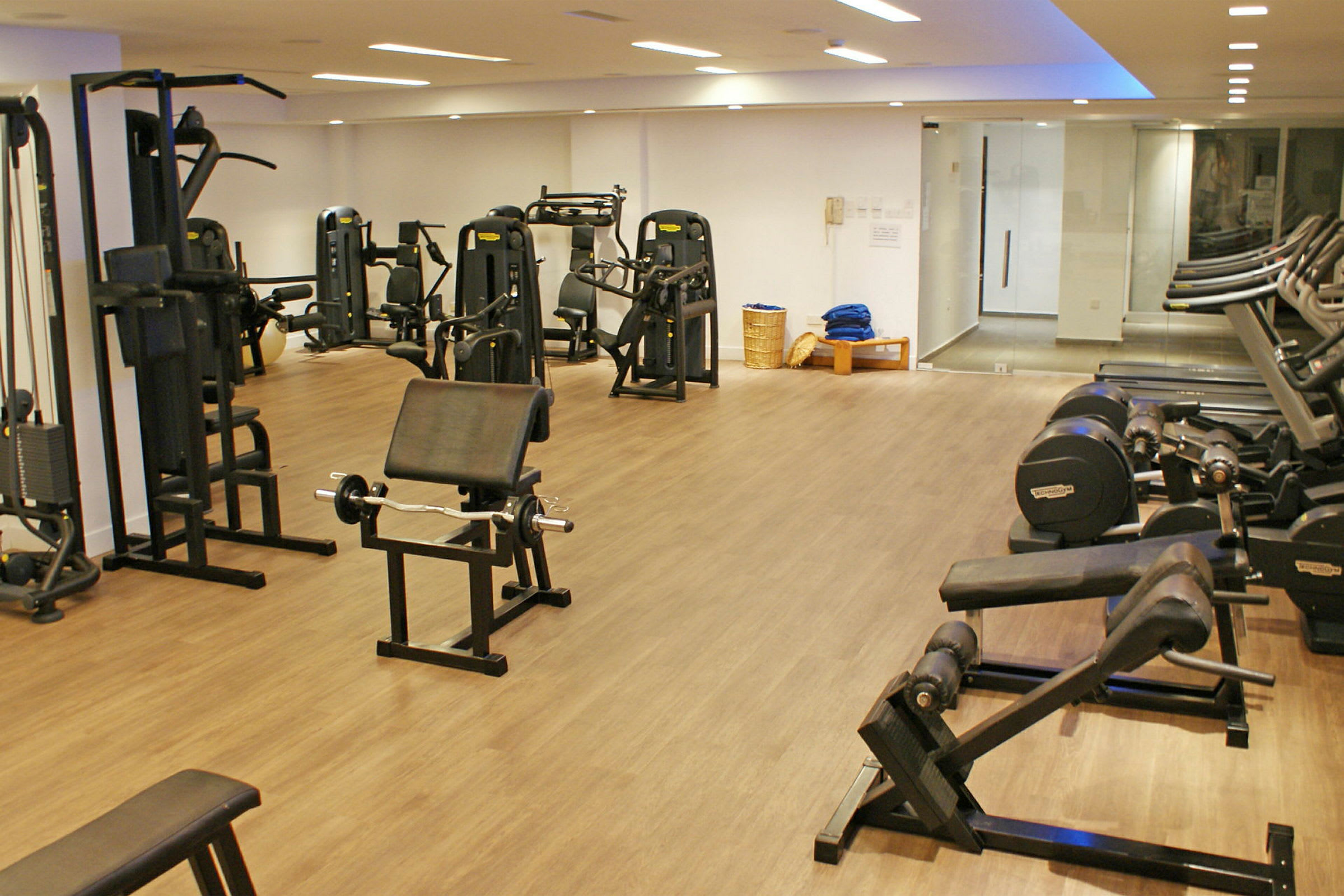 Gym med träningsmaskiner och träningsutrustning. (AI-genererad text)