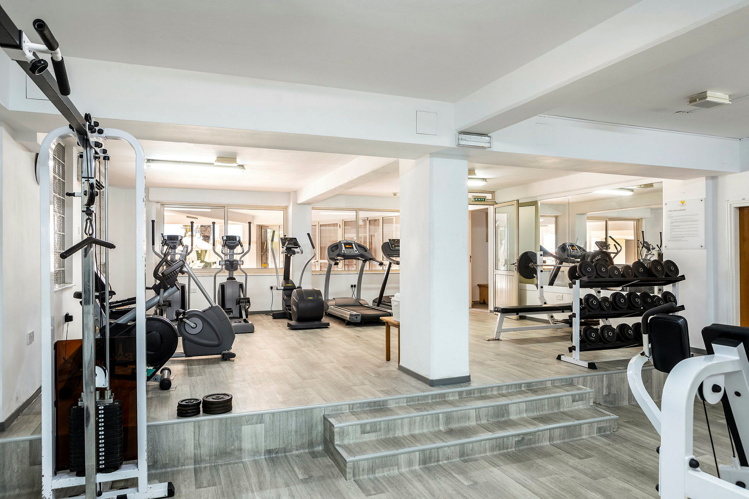 Gym med träningsmaskiner och vikter. (AI-genererad text)