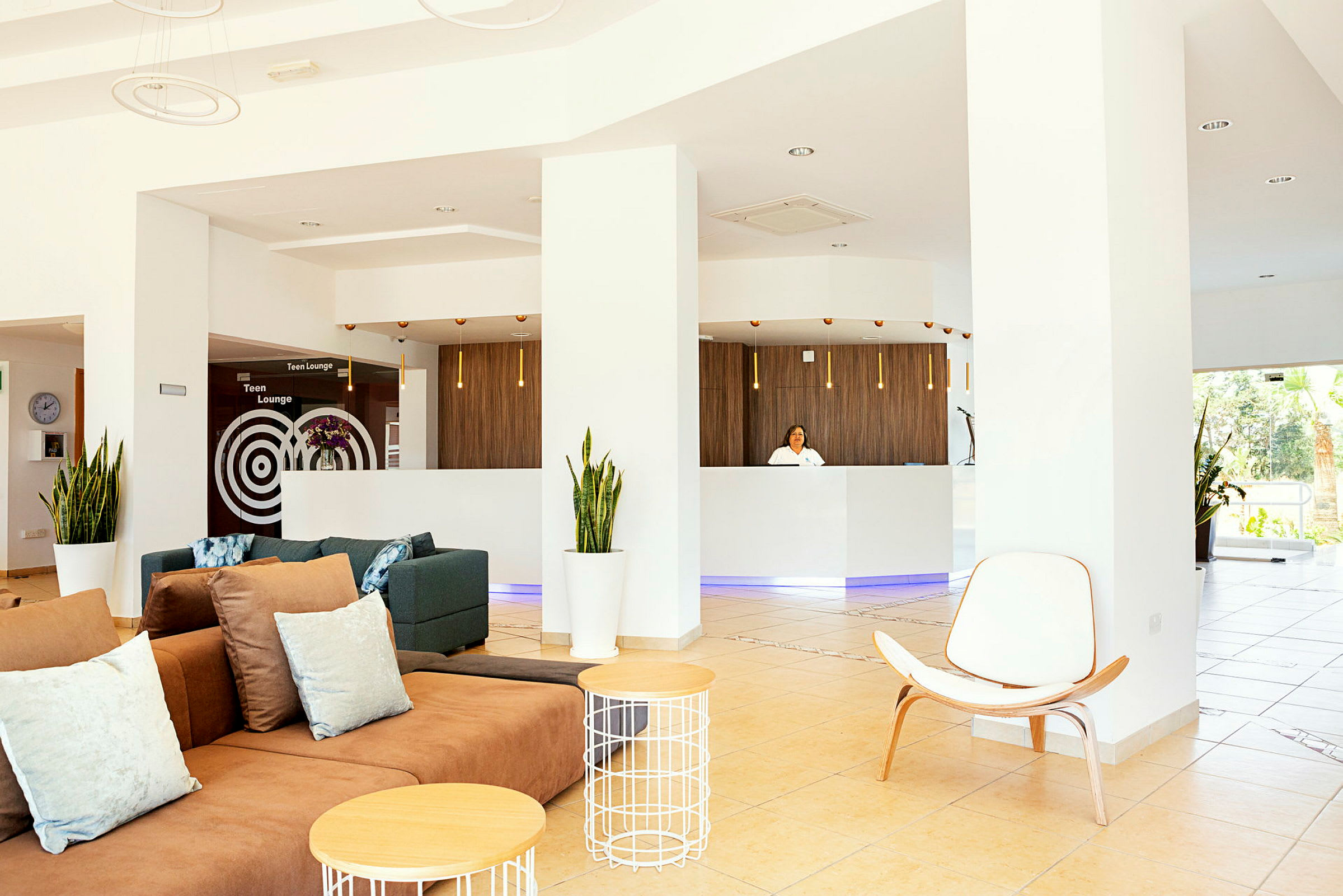 Lobby med sittgrupper och receptionsdisk. (AI-genererad text)