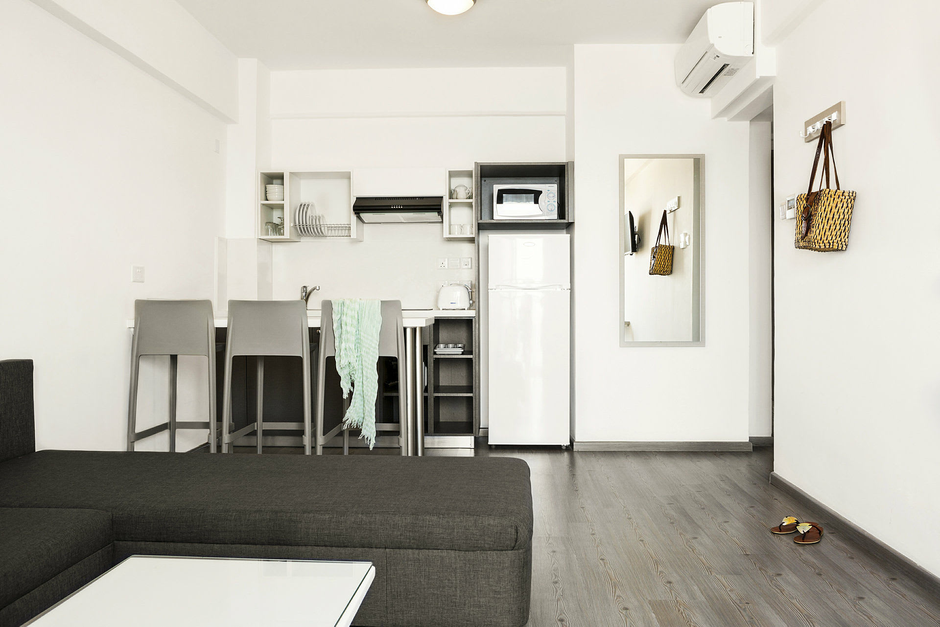 Modernt inrett kök med sittdel och möbler. (AI-genererad text)