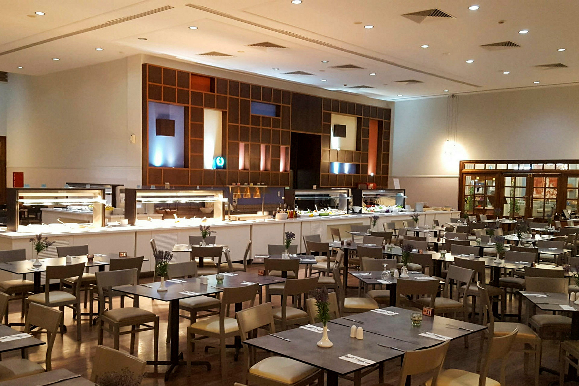 En restaurang med bufféområde och matbord. (AI-genererad text)
