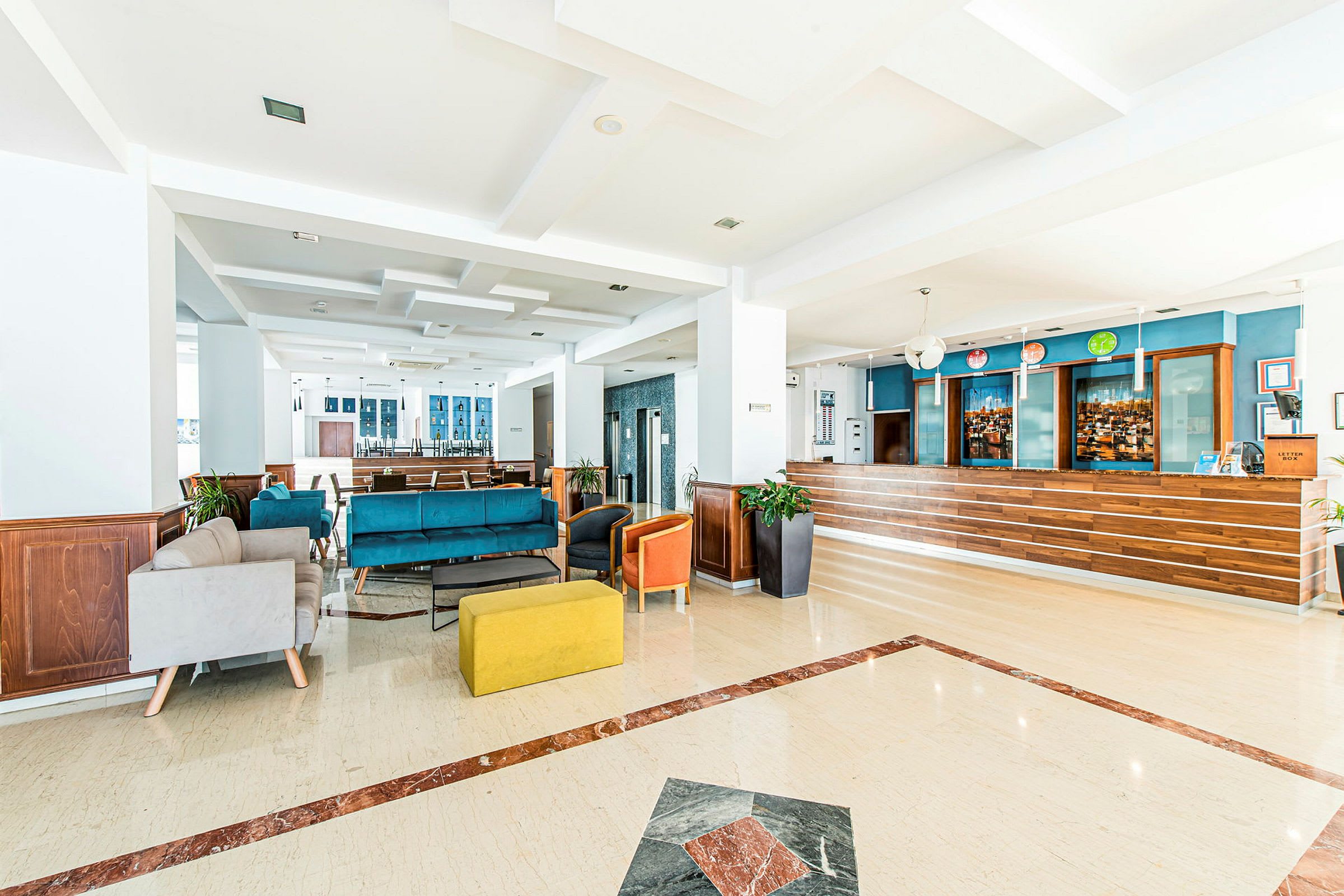 Ett ljust hotellfoajé med sittgrupper och reception. (AI-genererad text)