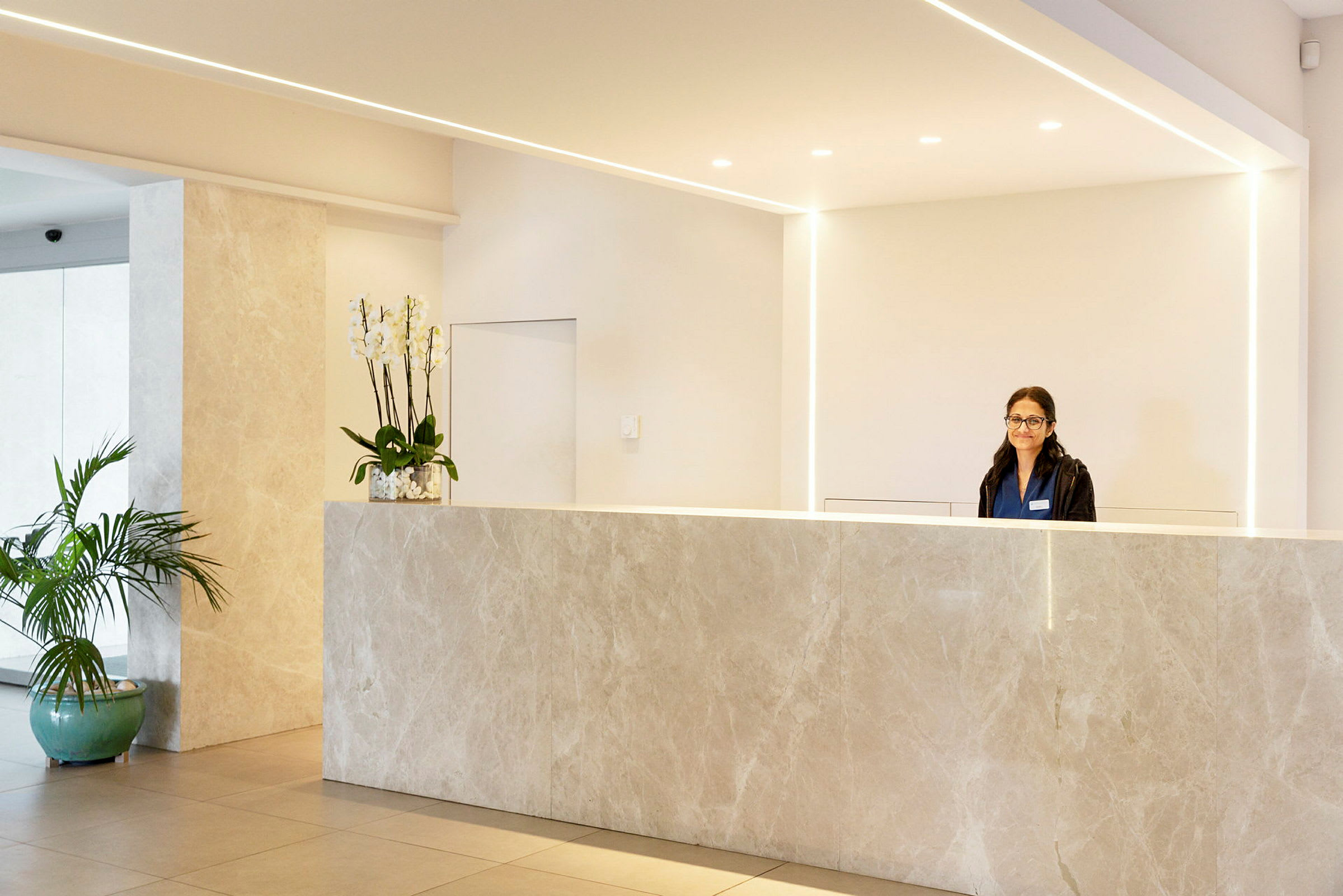 Reception med marmordisk och dekorativa växter. (AI-genererad text)