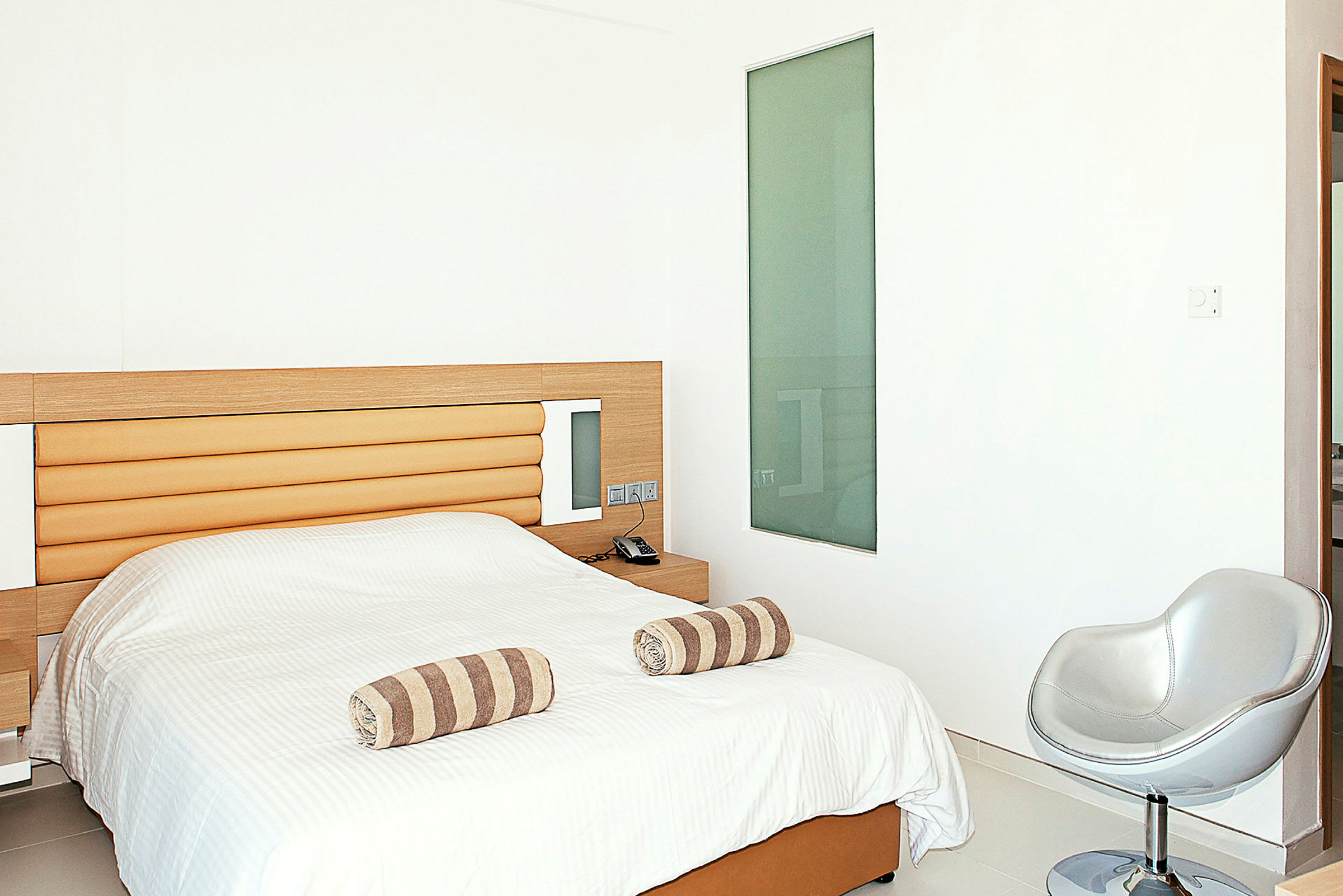 Hotelrrum med en säng och minimalistisk inredning. (AI-genererad text)