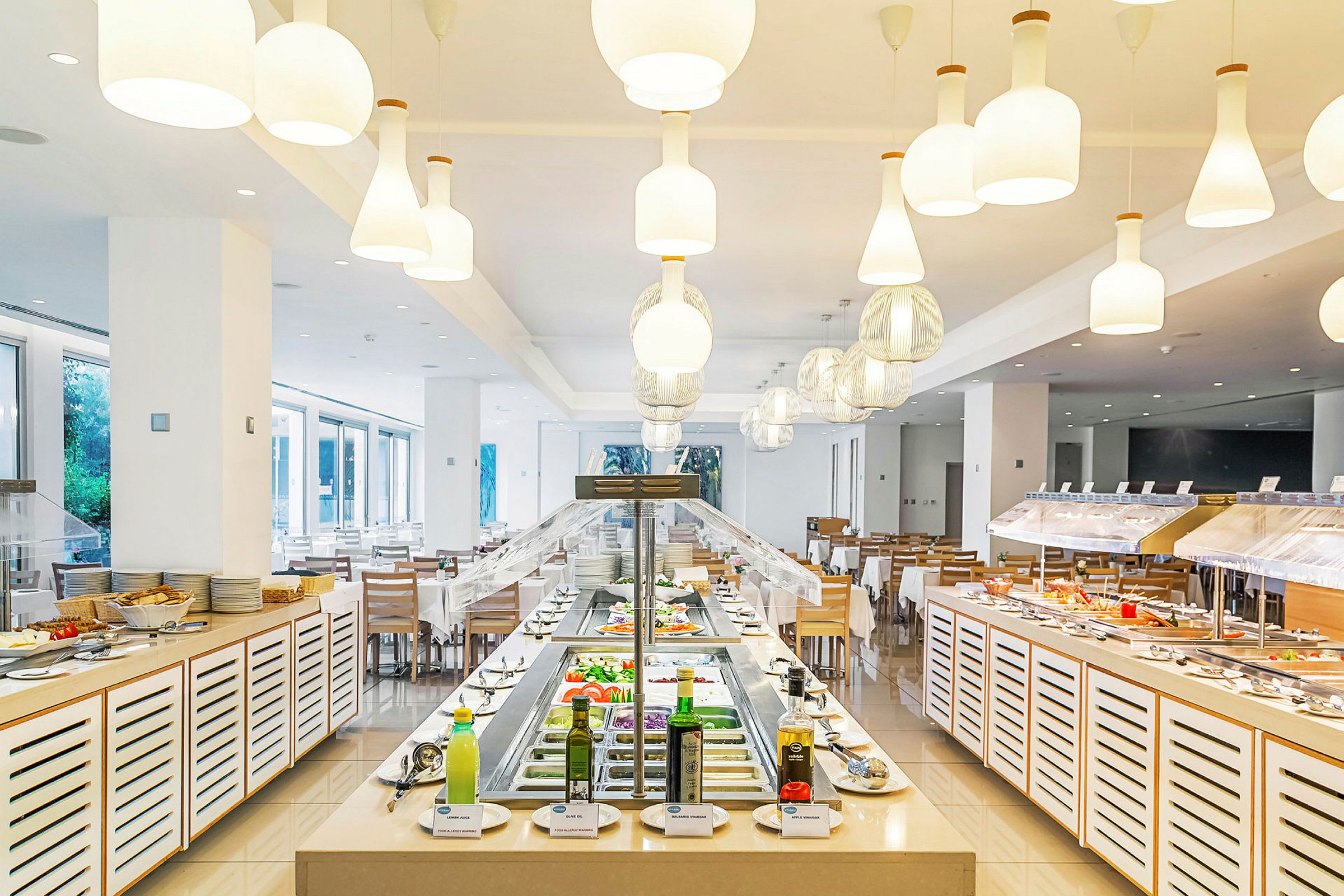 Bufféområde med sallad och matstationer i en modern restaurang. (AI-genererad text)
