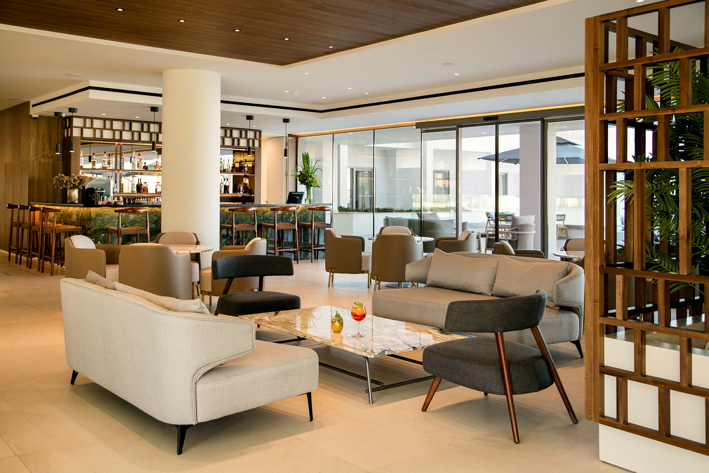 En elegant hotellobby med sittplatser och en bar. (AI-genererad text)
