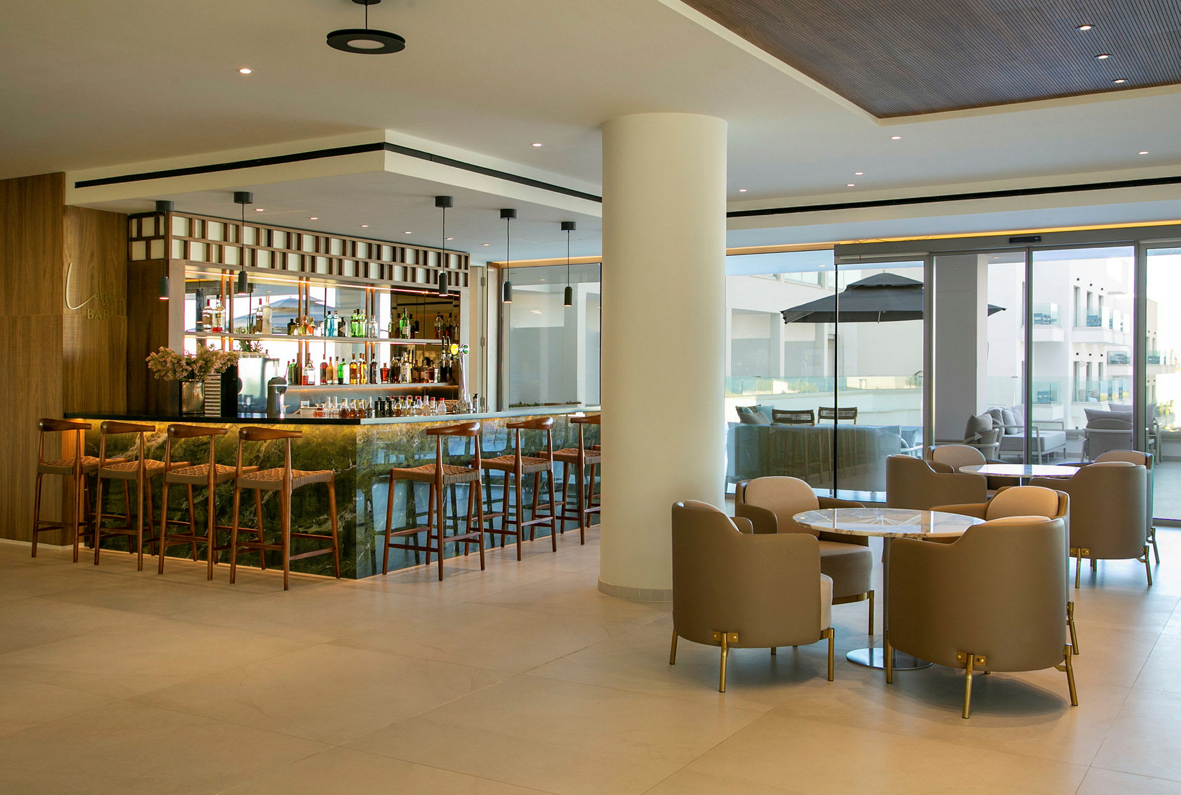 Bild av en modern hotellbar med barstolar och sittgrupper. (AI-genererad text)