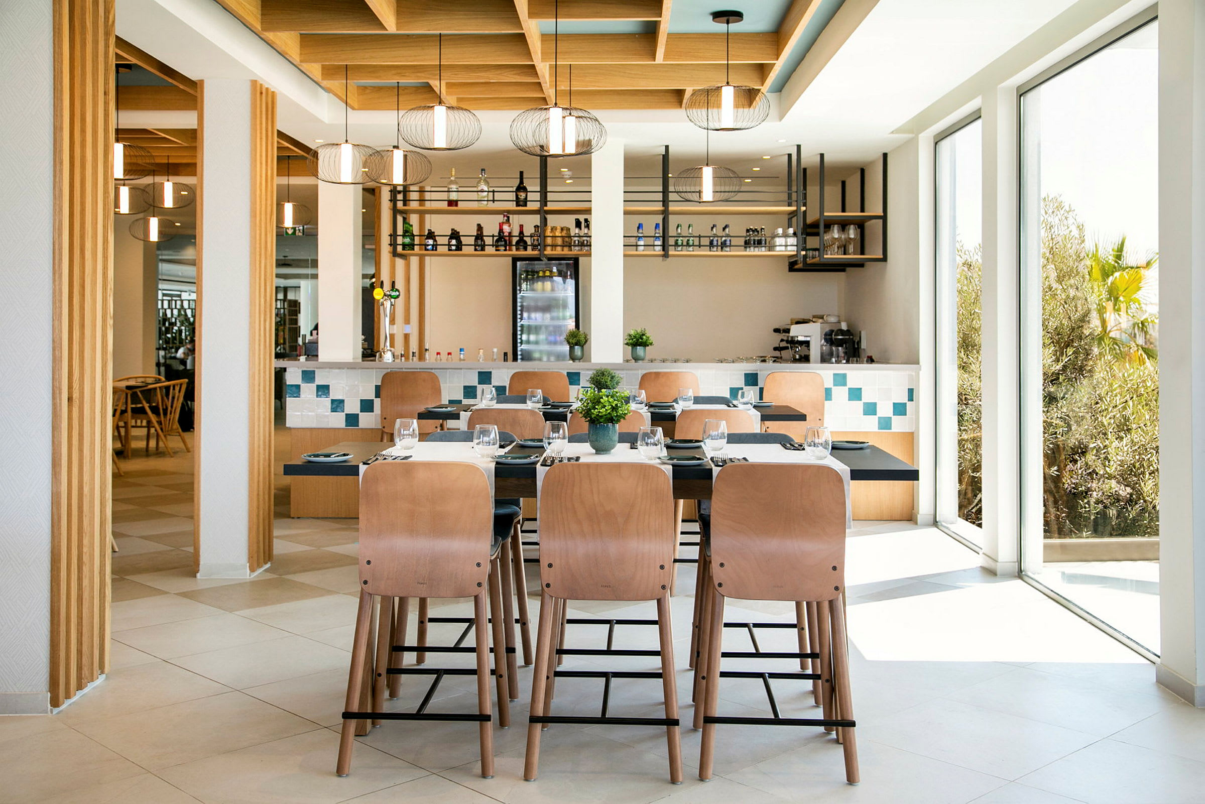 Bild av en modern restaurang med dukade bord och trämöbler. (AI-genererad text)